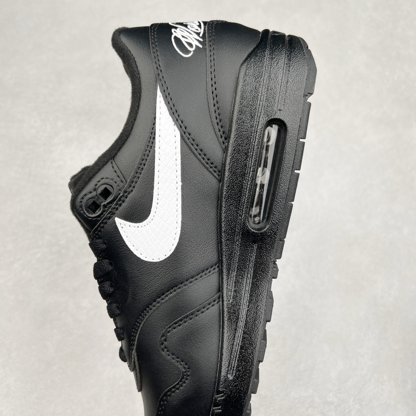 图片[7]-NK Air Max 1 初代复古气垫慢跑鞋 HF8813-001 由Tinker Hatfeld和Mark Parker在1987年设计 灵感来自于巴黎蓬皮杜中心 在参观了蓬皮杜中心之后提出了Air Max的标志性开窗可视气垫的理念 并将其实际开发成功 是NK史上第一双可视气垫跑鞋 凭借着Air Max气垫带来的舒适脚感和鞋面面料上的不断精进才使得Air Max 1在现如今都是复古慢跑鞋的首选 深厚的历史渊源 独特的流线形设计 极为复古的外观使得它深受鞋迷的喜爱 尺码：36 36.5 37.5 38 38.5 39 40 40.5 41 42 42.5 43 44 44.5 45-选品中心