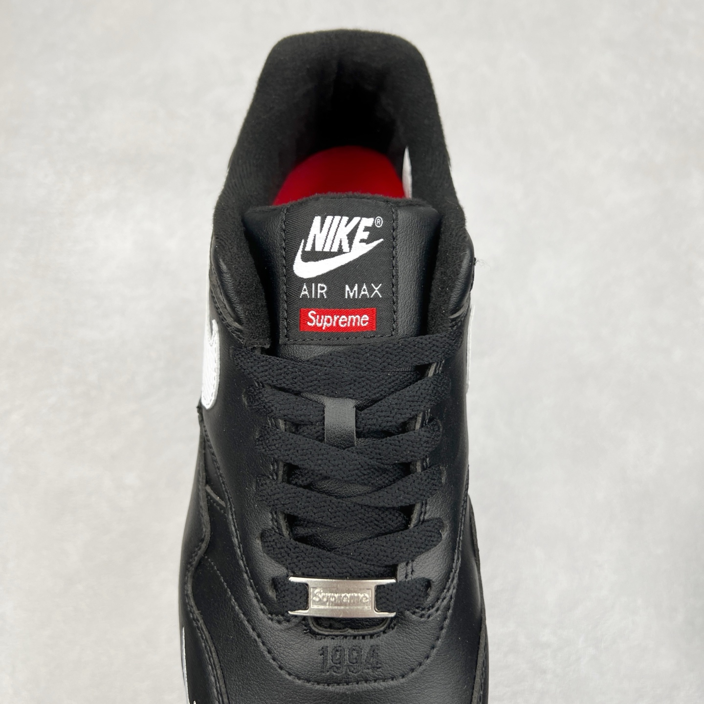 图片[5]-NK Air Max 1 初代复古气垫慢跑鞋 HF8813-001 由Tinker Hatfeld和Mark Parker在1987年设计 灵感来自于巴黎蓬皮杜中心 在参观了蓬皮杜中心之后提出了Air Max的标志性开窗可视气垫的理念 并将其实际开发成功 是NK史上第一双可视气垫跑鞋 凭借着Air Max气垫带来的舒适脚感和鞋面面料上的不断精进才使得Air Max 1在现如今都是复古慢跑鞋的首选 深厚的历史渊源 独特的流线形设计 极为复古的外观使得它深受鞋迷的喜爱 尺码：36 36.5 37.5 38 38.5 39 40 40.5 41 42 42.5 43 44 44.5 45-选品中心