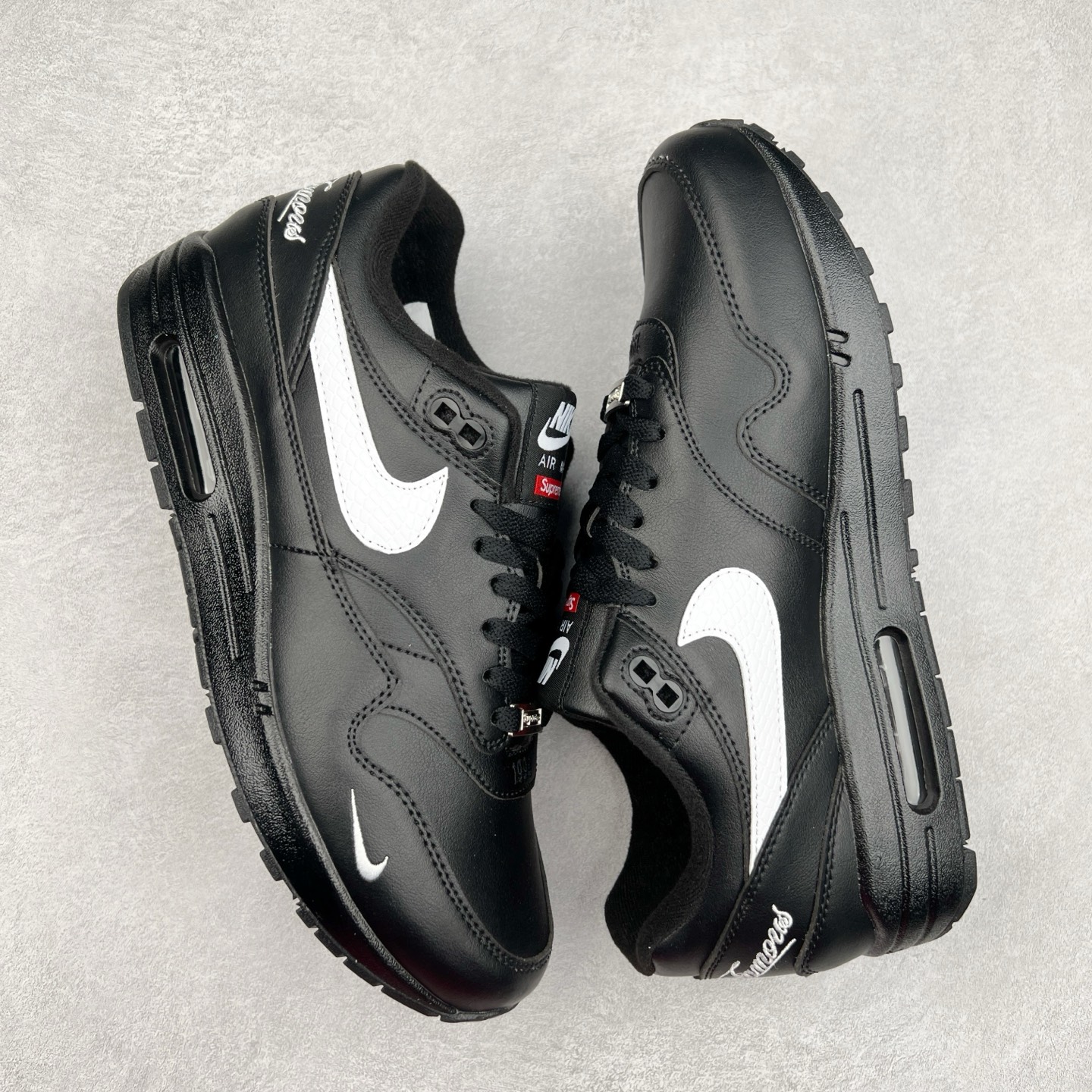 图片[3]-NK Air Max 1 初代复古气垫慢跑鞋 HF8813-001 由Tinker Hatfeld和Mark Parker在1987年设计 灵感来自于巴黎蓬皮杜中心 在参观了蓬皮杜中心之后提出了Air Max的标志性开窗可视气垫的理念 并将其实际开发成功 是NK史上第一双可视气垫跑鞋 凭借着Air Max气垫带来的舒适脚感和鞋面面料上的不断精进才使得Air Max 1在现如今都是复古慢跑鞋的首选 深厚的历史渊源 独特的流线形设计 极为复古的外观使得它深受鞋迷的喜爱 尺码：36 36.5 37.5 38 38.5 39 40 40.5 41 42 42.5 43 44 44.5 45-选品中心