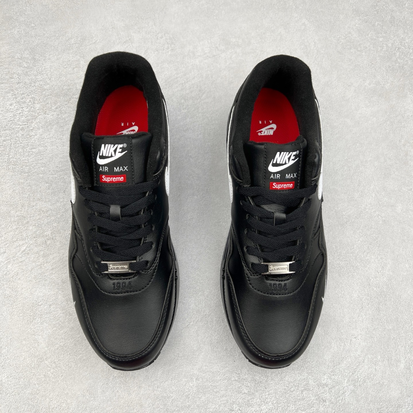 图片[2]-NK Air Max 1 初代复古气垫慢跑鞋 HF8813-001 由Tinker Hatfeld和Mark Parker在1987年设计 灵感来自于巴黎蓬皮杜中心 在参观了蓬皮杜中心之后提出了Air Max的标志性开窗可视气垫的理念 并将其实际开发成功 是NK史上第一双可视气垫跑鞋 凭借着Air Max气垫带来的舒适脚感和鞋面面料上的不断精进才使得Air Max 1在现如今都是复古慢跑鞋的首选 深厚的历史渊源 独特的流线形设计 极为复古的外观使得它深受鞋迷的喜爱 尺码：36 36.5 37.5 38 38.5 39 40 40.5 41 42 42.5 43 44 44.5 45-选品中心