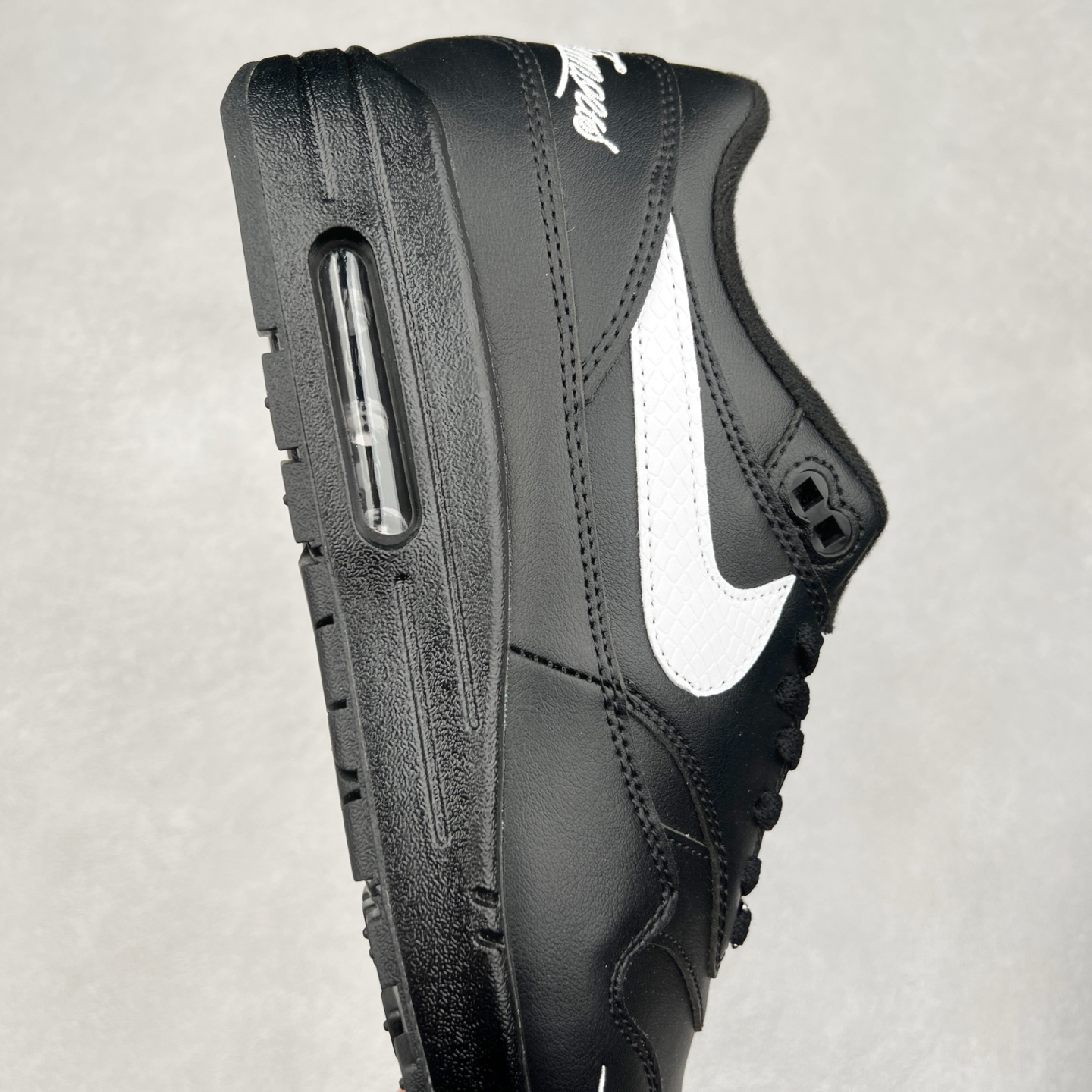 图片[6]-NK Air Max 1 初代复古气垫慢跑鞋 HF8813-001 由Tinker Hatfeld和Mark Parker在1987年设计 灵感来自于巴黎蓬皮杜中心 在参观了蓬皮杜中心之后提出了Air Max的标志性开窗可视气垫的理念 并将其实际开发成功 是NK史上第一双可视气垫跑鞋 凭借着Air Max气垫带来的舒适脚感和鞋面面料上的不断精进才使得Air Max 1在现如今都是复古慢跑鞋的首选 深厚的历史渊源 独特的流线形设计 极为复古的外观使得它深受鞋迷的喜爱 尺码：36 36.5 37.5 38 38.5 39 40 40.5 41 42 42.5 43 44 44.5 45-选品中心