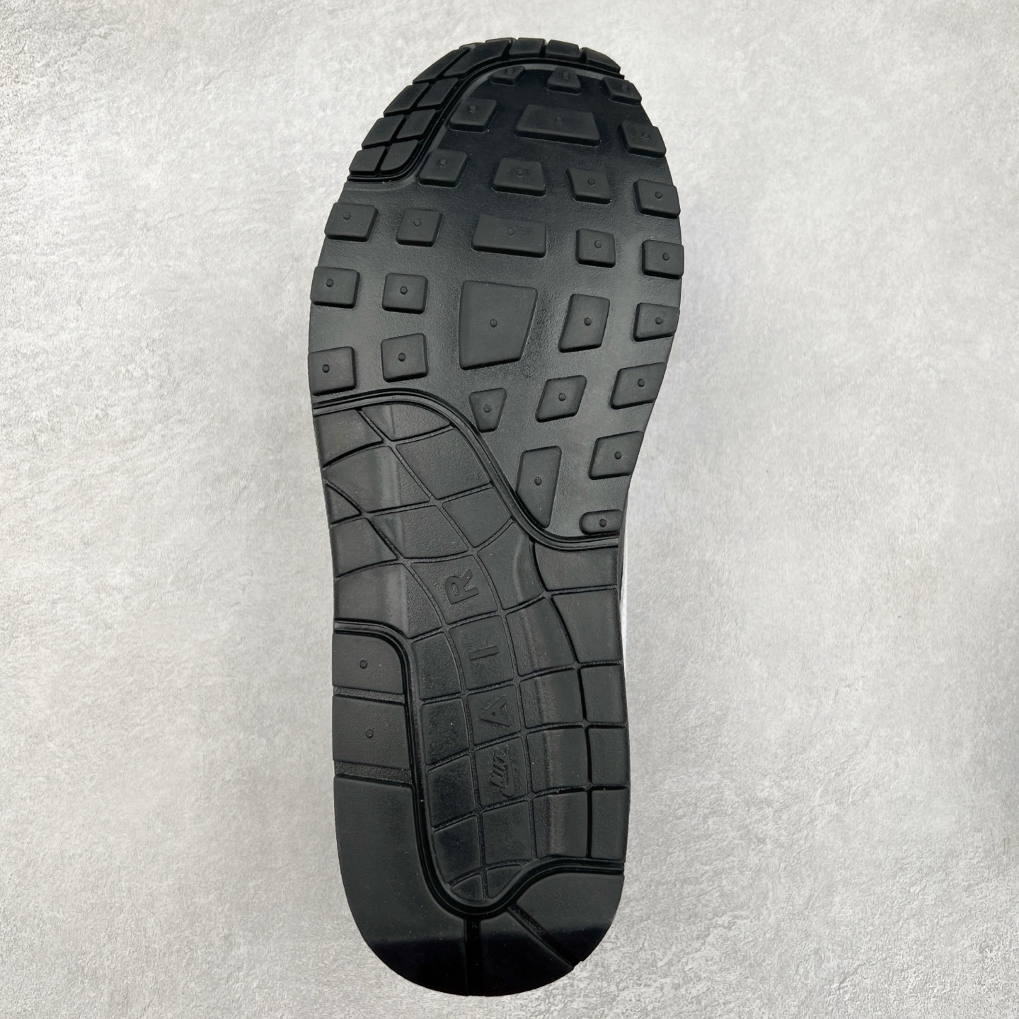 图片[9]-NK Air Max 1 初代复古气垫慢跑鞋 HF8813-001 由Tinker Hatfeld和Mark Parker在1987年设计 灵感来自于巴黎蓬皮杜中心 在参观了蓬皮杜中心之后提出了Air Max的标志性开窗可视气垫的理念 并将其实际开发成功 是NK史上第一双可视气垫跑鞋 凭借着Air Max气垫带来的舒适脚感和鞋面面料上的不断精进才使得Air Max 1在现如今都是复古慢跑鞋的首选 深厚的历史渊源 独特的流线形设计 极为复古的外观使得它深受鞋迷的喜爱 尺码：36 36.5 37.5 38 38.5 39 40 40.5 41 42 42.5 43 44 44.5 45-选品中心