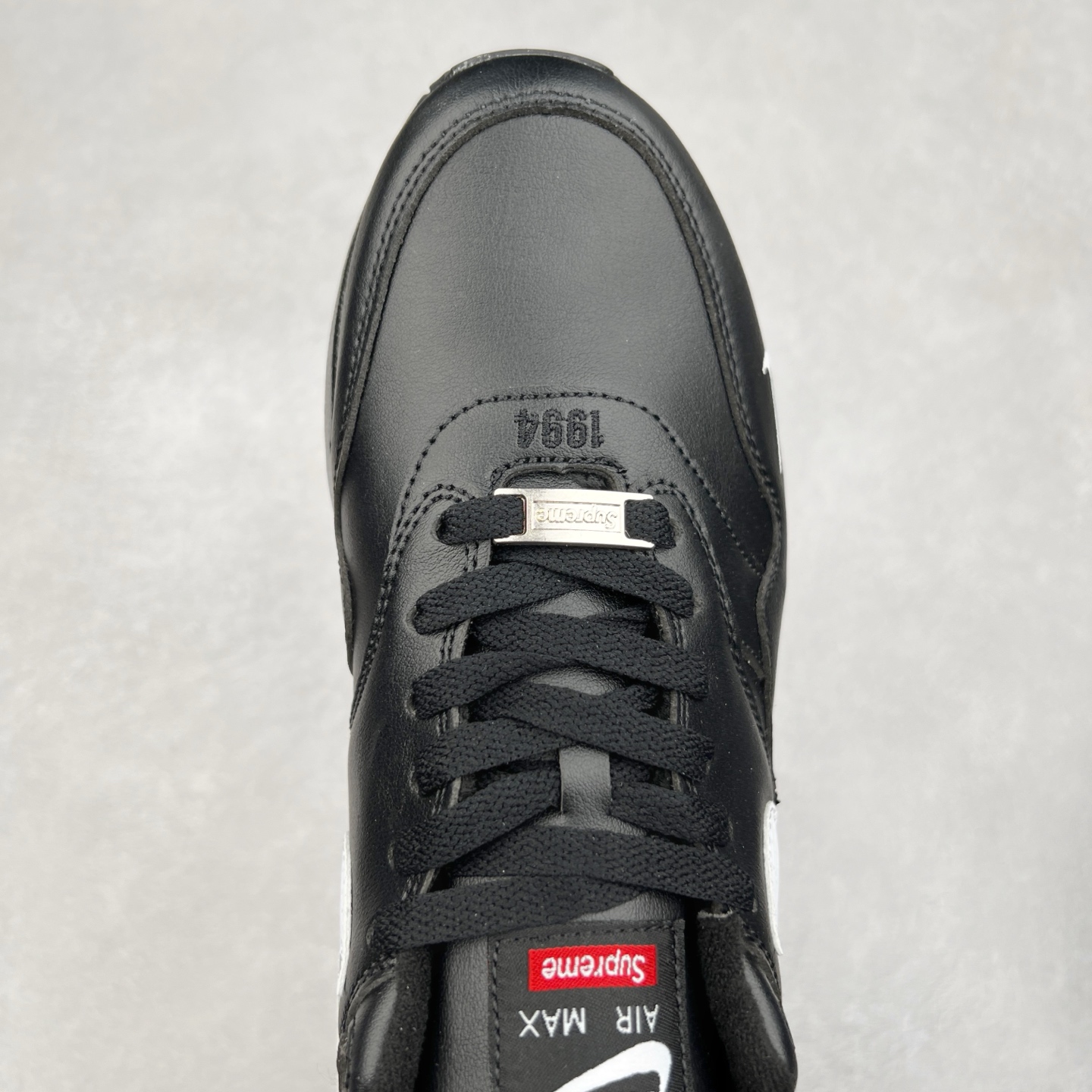 图片[4]-NK Air Max 1 初代复古气垫慢跑鞋 HF8813-001 由Tinker Hatfeld和Mark Parker在1987年设计 灵感来自于巴黎蓬皮杜中心 在参观了蓬皮杜中心之后提出了Air Max的标志性开窗可视气垫的理念 并将其实际开发成功 是NK史上第一双可视气垫跑鞋 凭借着Air Max气垫带来的舒适脚感和鞋面面料上的不断精进才使得Air Max 1在现如今都是复古慢跑鞋的首选 深厚的历史渊源 独特的流线形设计 极为复古的外观使得它深受鞋迷的喜爱 尺码：36 36.5 37.5 38 38.5 39 40 40.5 41 42 42.5 43 44 44.5 45-选品中心