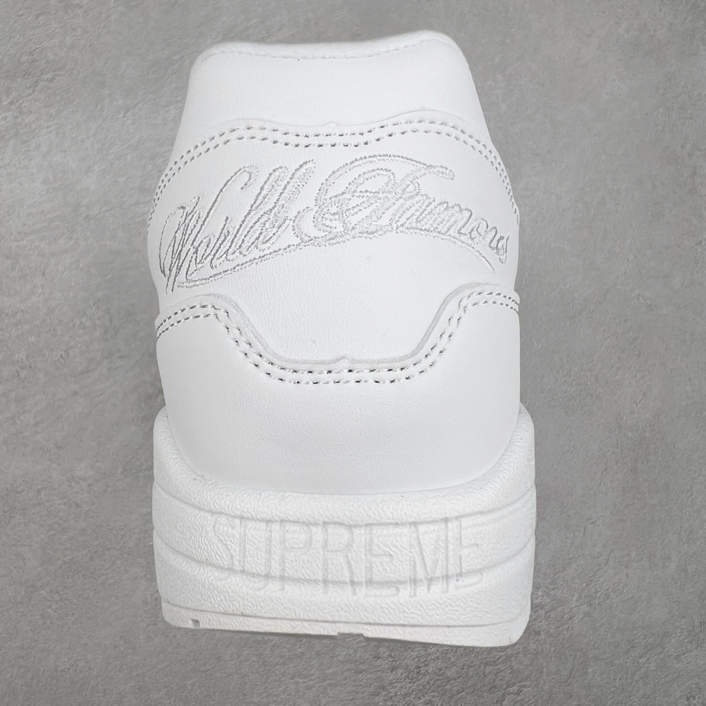 图片[8]-NK Air Max 1 初代复古气垫慢跑鞋 HF8813-100 由Tinker Hatfeld和Mark Parker在1987年设计 灵感来自于巴黎蓬皮杜中心 在参观了蓬皮杜中心之后提出了Air Max的标志性开窗可视气垫的理念 并将其实际开发成功 是NK史上第一双可视气垫跑鞋 凭借着Air Max气垫带来的舒适脚感和鞋面面料上的不断精进才使得Air Max 1在现如今都是复古慢跑鞋的首选 深厚的历史渊源 独特的流线形设计 极为复古的外观使得它深受鞋迷的喜爱 尺码：36 36.5 37.5 38 38.5 39 40 40.5 41 42 42.5 43 44 44.5 45-选品中心