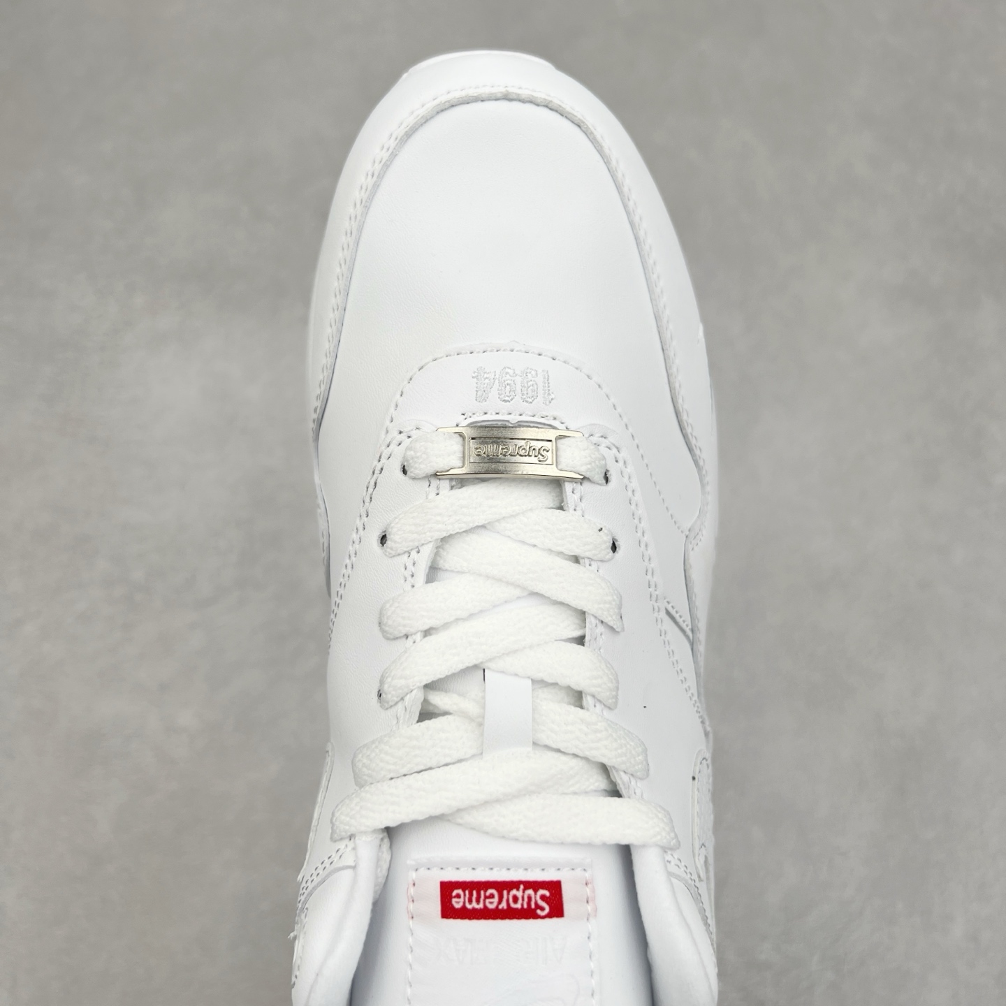 图片[4]-NK Air Max 1 初代复古气垫慢跑鞋 HF8813-100 由Tinker Hatfeld和Mark Parker在1987年设计 灵感来自于巴黎蓬皮杜中心 在参观了蓬皮杜中心之后提出了Air Max的标志性开窗可视气垫的理念 并将其实际开发成功 是NK史上第一双可视气垫跑鞋 凭借着Air Max气垫带来的舒适脚感和鞋面面料上的不断精进才使得Air Max 1在现如今都是复古慢跑鞋的首选 深厚的历史渊源 独特的流线形设计 极为复古的外观使得它深受鞋迷的喜爱 尺码：36 36.5 37.5 38 38.5 39 40 40.5 41 42 42.5 43 44 44.5 45-选品中心