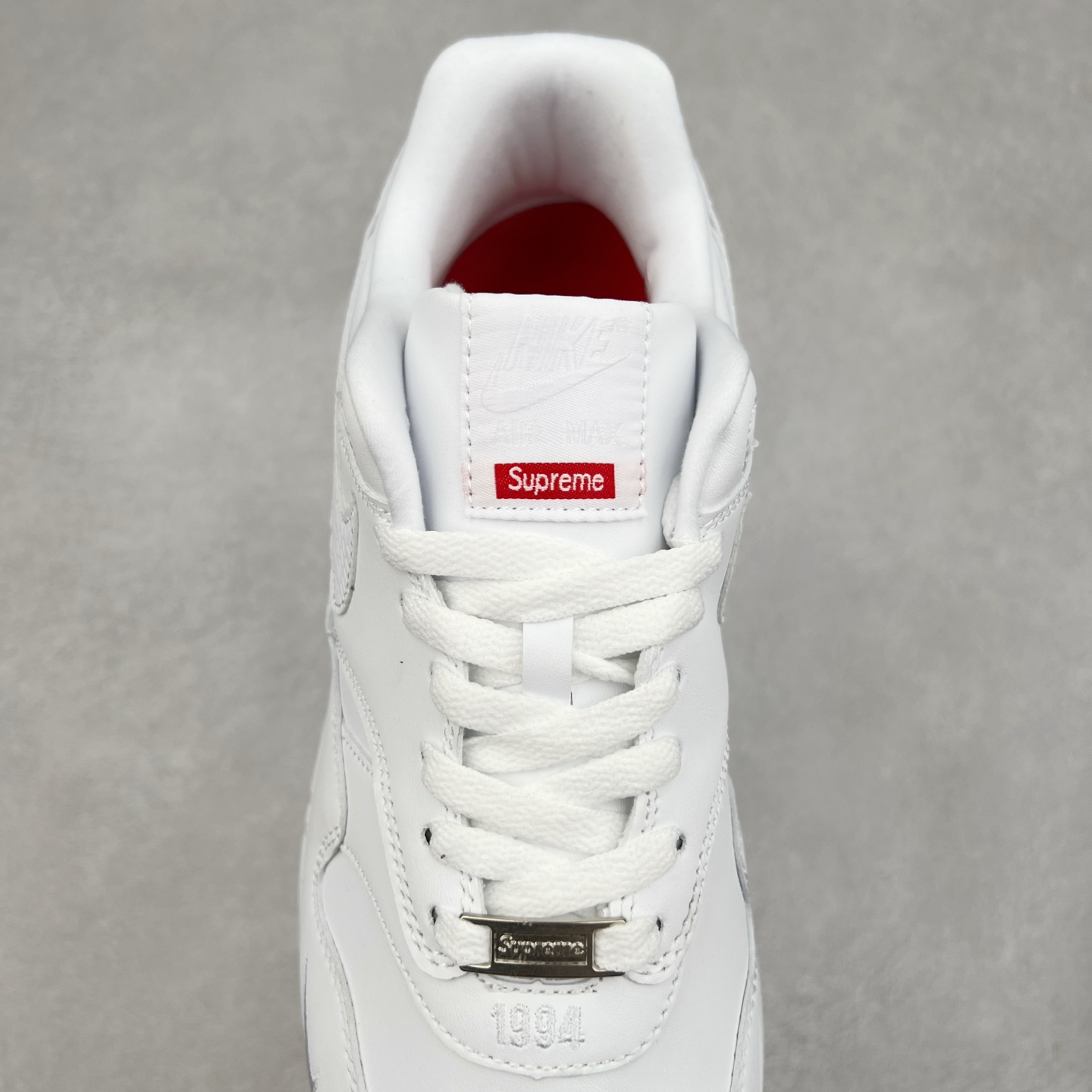 图片[5]-NK Air Max 1 初代复古气垫慢跑鞋 HF8813-100 由Tinker Hatfeld和Mark Parker在1987年设计 灵感来自于巴黎蓬皮杜中心 在参观了蓬皮杜中心之后提出了Air Max的标志性开窗可视气垫的理念 并将其实际开发成功 是NK史上第一双可视气垫跑鞋 凭借着Air Max气垫带来的舒适脚感和鞋面面料上的不断精进才使得Air Max 1在现如今都是复古慢跑鞋的首选 深厚的历史渊源 独特的流线形设计 极为复古的外观使得它深受鞋迷的喜爱 尺码：36 36.5 37.5 38 38.5 39 40 40.5 41 42 42.5 43 44 44.5 45-选品中心