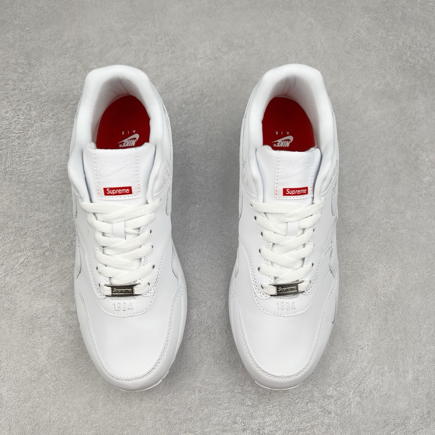 图片[2]-NK Air Max 1 初代复古气垫慢跑鞋 HF8813-100 由Tinker Hatfeld和Mark Parker在1987年设计 灵感来自于巴黎蓬皮杜中心 在参观了蓬皮杜中心之后提出了Air Max的标志性开窗可视气垫的理念 并将其实际开发成功 是NK史上第一双可视气垫跑鞋 凭借着Air Max气垫带来的舒适脚感和鞋面面料上的不断精进才使得Air Max 1在现如今都是复古慢跑鞋的首选 深厚的历史渊源 独特的流线形设计 极为复古的外观使得它深受鞋迷的喜爱 尺码：36 36.5 37.5 38 38.5 39 40 40.5 41 42 42.5 43 44 44.5 45-选品中心