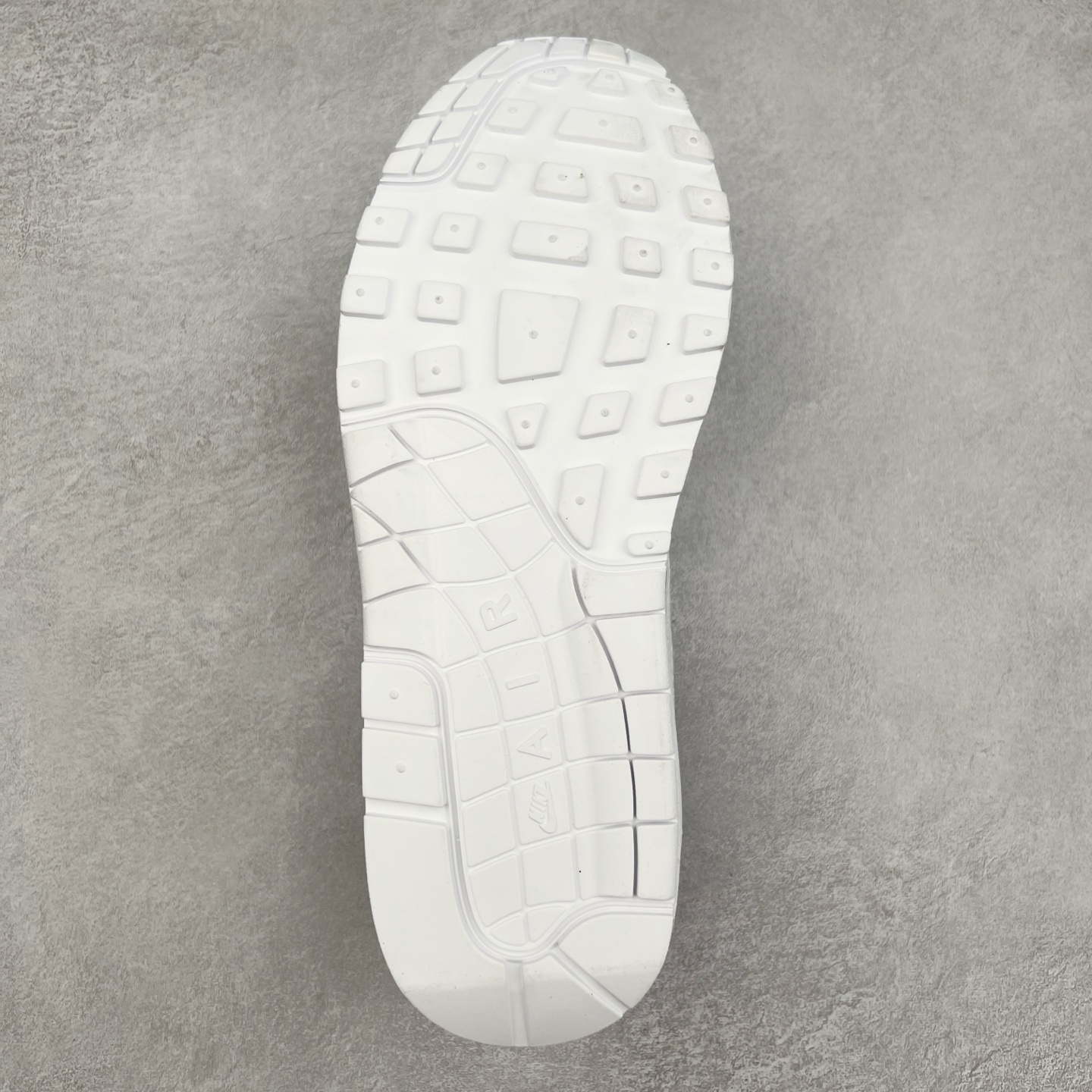 图片[9]-NK Air Max 1 初代复古气垫慢跑鞋 HF8813-100 由Tinker Hatfeld和Mark Parker在1987年设计 灵感来自于巴黎蓬皮杜中心 在参观了蓬皮杜中心之后提出了Air Max的标志性开窗可视气垫的理念 并将其实际开发成功 是NK史上第一双可视气垫跑鞋 凭借着Air Max气垫带来的舒适脚感和鞋面面料上的不断精进才使得Air Max 1在现如今都是复古慢跑鞋的首选 深厚的历史渊源 独特的流线形设计 极为复古的外观使得它深受鞋迷的喜爱 尺码：36 36.5 37.5 38 38.5 39 40 40.5 41 42 42.5 43 44 44.5 45-选品中心