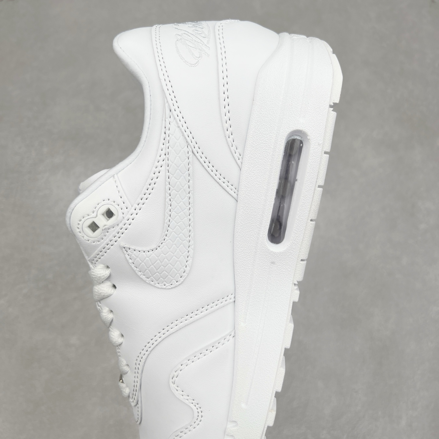 图片[7]-NK Air Max 1 初代复古气垫慢跑鞋 HF8813-100 由Tinker Hatfeld和Mark Parker在1987年设计 灵感来自于巴黎蓬皮杜中心 在参观了蓬皮杜中心之后提出了Air Max的标志性开窗可视气垫的理念 并将其实际开发成功 是NK史上第一双可视气垫跑鞋 凭借着Air Max气垫带来的舒适脚感和鞋面面料上的不断精进才使得Air Max 1在现如今都是复古慢跑鞋的首选 深厚的历史渊源 独特的流线形设计 极为复古的外观使得它深受鞋迷的喜爱 尺码：36 36.5 37.5 38 38.5 39 40 40.5 41 42 42.5 43 44 44.5 45-选品中心