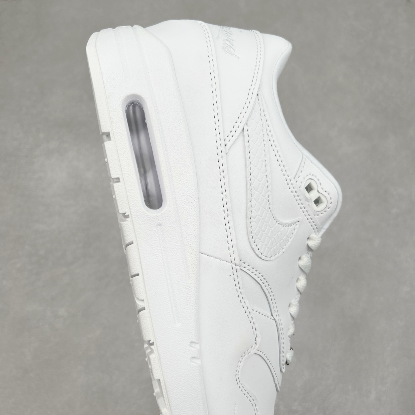 图片[6]-NK Air Max 1 初代复古气垫慢跑鞋 HF8813-100 由Tinker Hatfeld和Mark Parker在1987年设计 灵感来自于巴黎蓬皮杜中心 在参观了蓬皮杜中心之后提出了Air Max的标志性开窗可视气垫的理念 并将其实际开发成功 是NK史上第一双可视气垫跑鞋 凭借着Air Max气垫带来的舒适脚感和鞋面面料上的不断精进才使得Air Max 1在现如今都是复古慢跑鞋的首选 深厚的历史渊源 独特的流线形设计 极为复古的外观使得它深受鞋迷的喜爱 尺码：36 36.5 37.5 38 38.5 39 40 40.5 41 42 42.5 43 44 44.5 45-选品中心