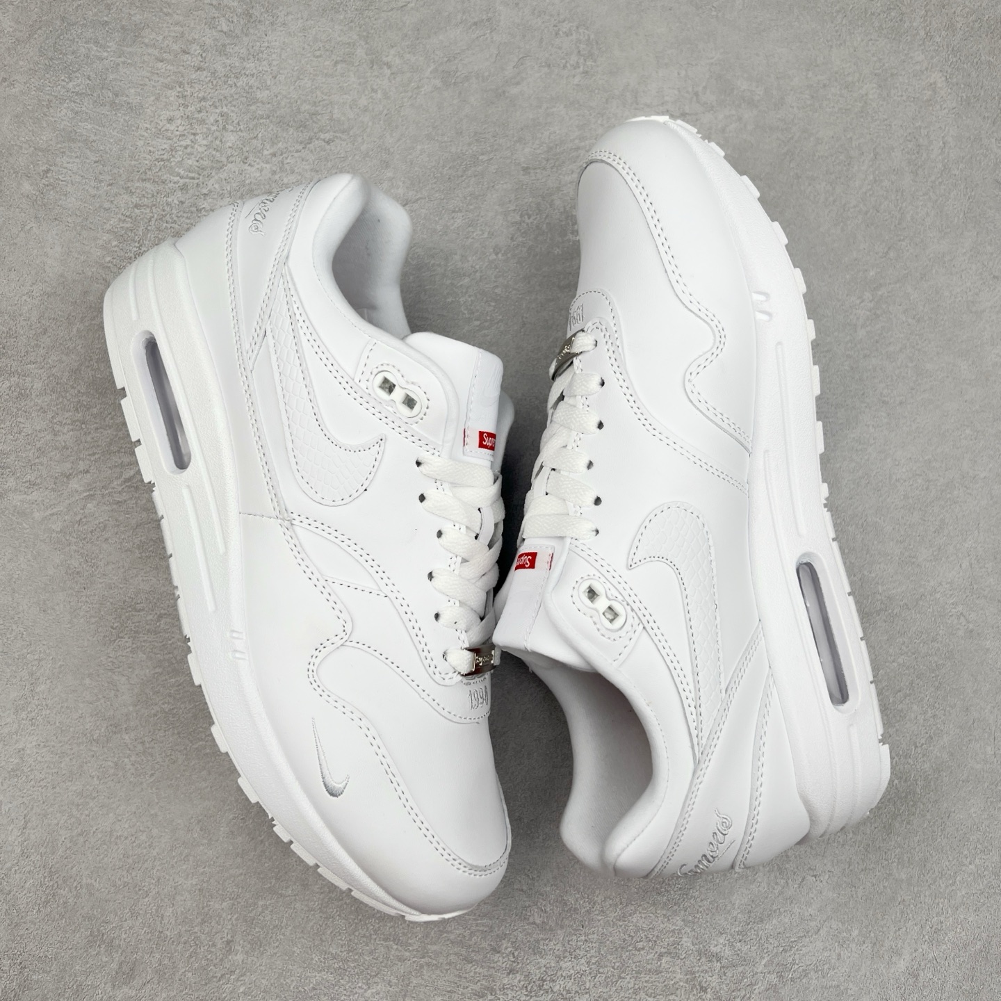 图片[3]-NK Air Max 1 初代复古气垫慢跑鞋 HF8813-100 由Tinker Hatfeld和Mark Parker在1987年设计 灵感来自于巴黎蓬皮杜中心 在参观了蓬皮杜中心之后提出了Air Max的标志性开窗可视气垫的理念 并将其实际开发成功 是NK史上第一双可视气垫跑鞋 凭借着Air Max气垫带来的舒适脚感和鞋面面料上的不断精进才使得Air Max 1在现如今都是复古慢跑鞋的首选 深厚的历史渊源 独特的流线形设计 极为复古的外观使得它深受鞋迷的喜爱 尺码：36 36.5 37.5 38 38.5 39 40 40.5 41 42 42.5 43 44 44.5 45-选品中心