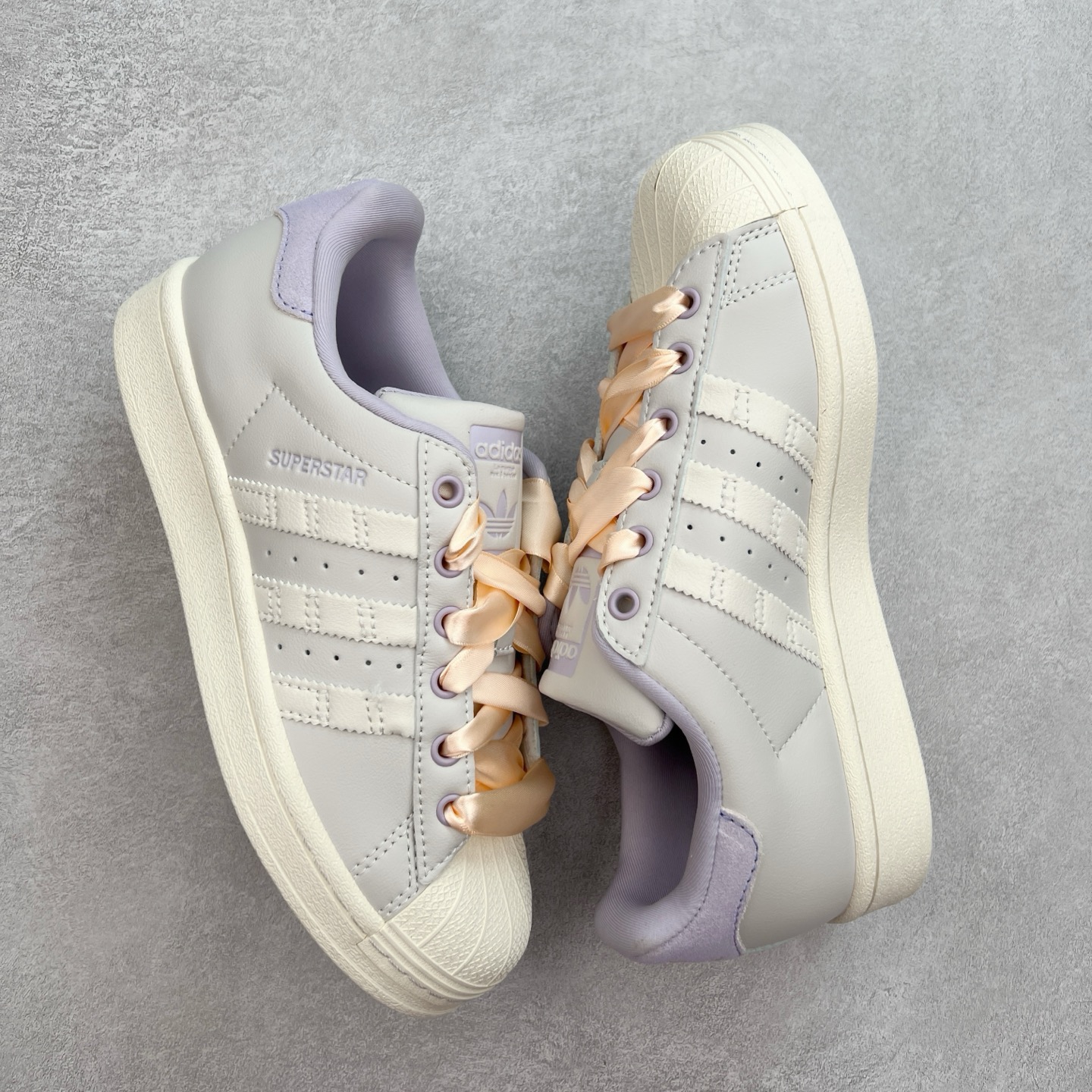 图片[3]-AD Originals Superstar 经典复古贝壳头板鞋 IF1805 诞生于1969年 是第一双将全皮面鞋 身与橡胶鞋头结合在一起的低帮篮球鞋 Superstar最开始 是作为高帮篮球鞋Pro Model的低帮版本而出现的 但因为其独特和醒目的橡胶鞋头造型而让大家熟知 被大家形象地称为\\\”shelltoe\\\”贝壳头 在70年代的美国职业篮球场上 接近3/4的NBA球员都将这双Superstar作为场上用鞋 80年代之后 经过不断的改良和发展 Superstar逐渐成为横跨时装、音乐、街头文化、休闲和运动等各大领域的时尚潮鞋 尺码：36 36.5 37 38 38.5 39 40 40.5 41 42 42.5 43 44 44.5 45-选品中心