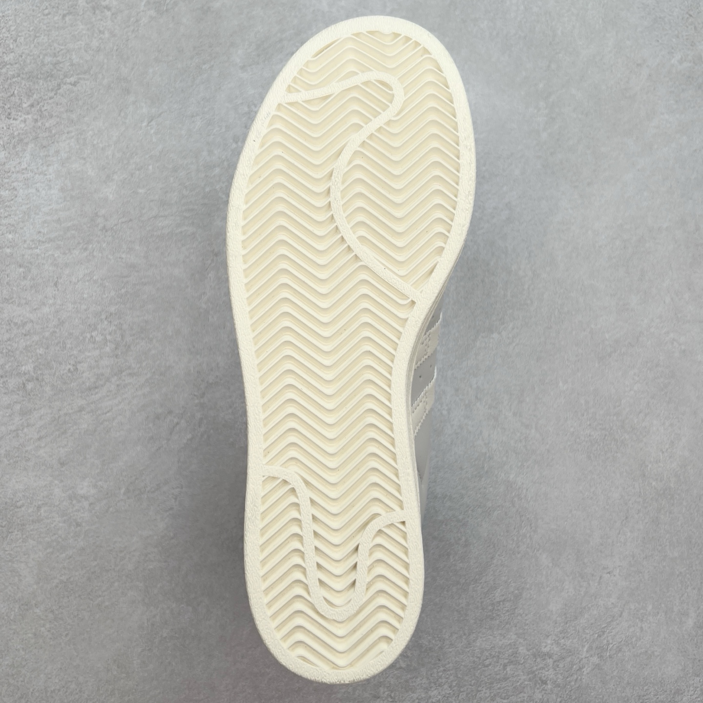 图片[9]-AD Originals Superstar 经典复古贝壳头板鞋 IF1805 诞生于1969年 是第一双将全皮面鞋 身与橡胶鞋头结合在一起的低帮篮球鞋 Superstar最开始 是作为高帮篮球鞋Pro Model的低帮版本而出现的 但因为其独特和醒目的橡胶鞋头造型而让大家熟知 被大家形象地称为\\\”shelltoe\\\”贝壳头 在70年代的美国职业篮球场上 接近3/4的NBA球员都将这双Superstar作为场上用鞋 80年代之后 经过不断的改良和发展 Superstar逐渐成为横跨时装、音乐、街头文化、休闲和运动等各大领域的时尚潮鞋 尺码：36 36.5 37 38 38.5 39 40 40.5 41 42 42.5 43 44 44.5 45-选品中心