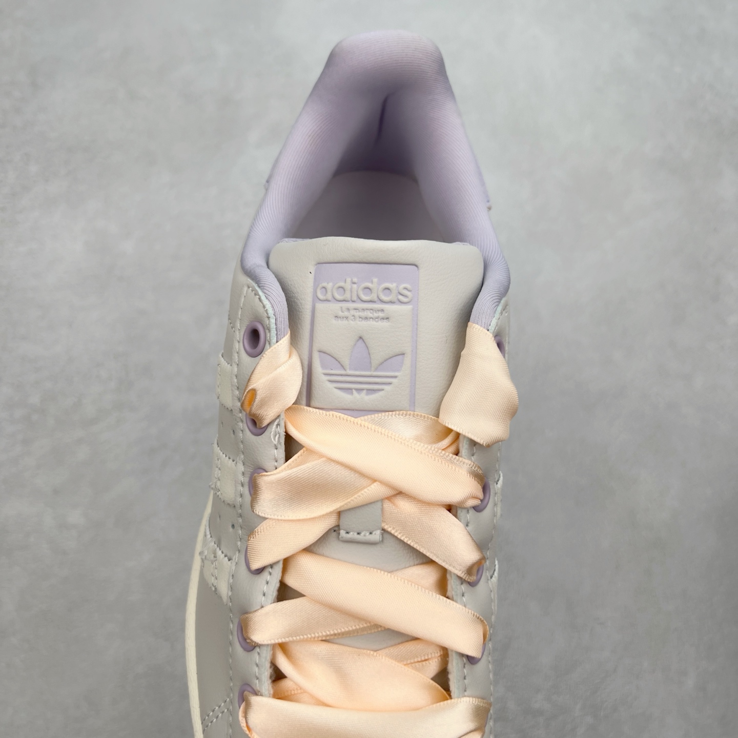 图片[5]-AD Originals Superstar 经典复古贝壳头板鞋 IF1805 诞生于1969年 是第一双将全皮面鞋 身与橡胶鞋头结合在一起的低帮篮球鞋 Superstar最开始 是作为高帮篮球鞋Pro Model的低帮版本而出现的 但因为其独特和醒目的橡胶鞋头造型而让大家熟知 被大家形象地称为\\\”shelltoe\\\”贝壳头 在70年代的美国职业篮球场上 接近3/4的NBA球员都将这双Superstar作为场上用鞋 80年代之后 经过不断的改良和发展 Superstar逐渐成为横跨时装、音乐、街头文化、休闲和运动等各大领域的时尚潮鞋 尺码：36 36.5 37 38 38.5 39 40 40.5 41 42 42.5 43 44 44.5 45-选品中心