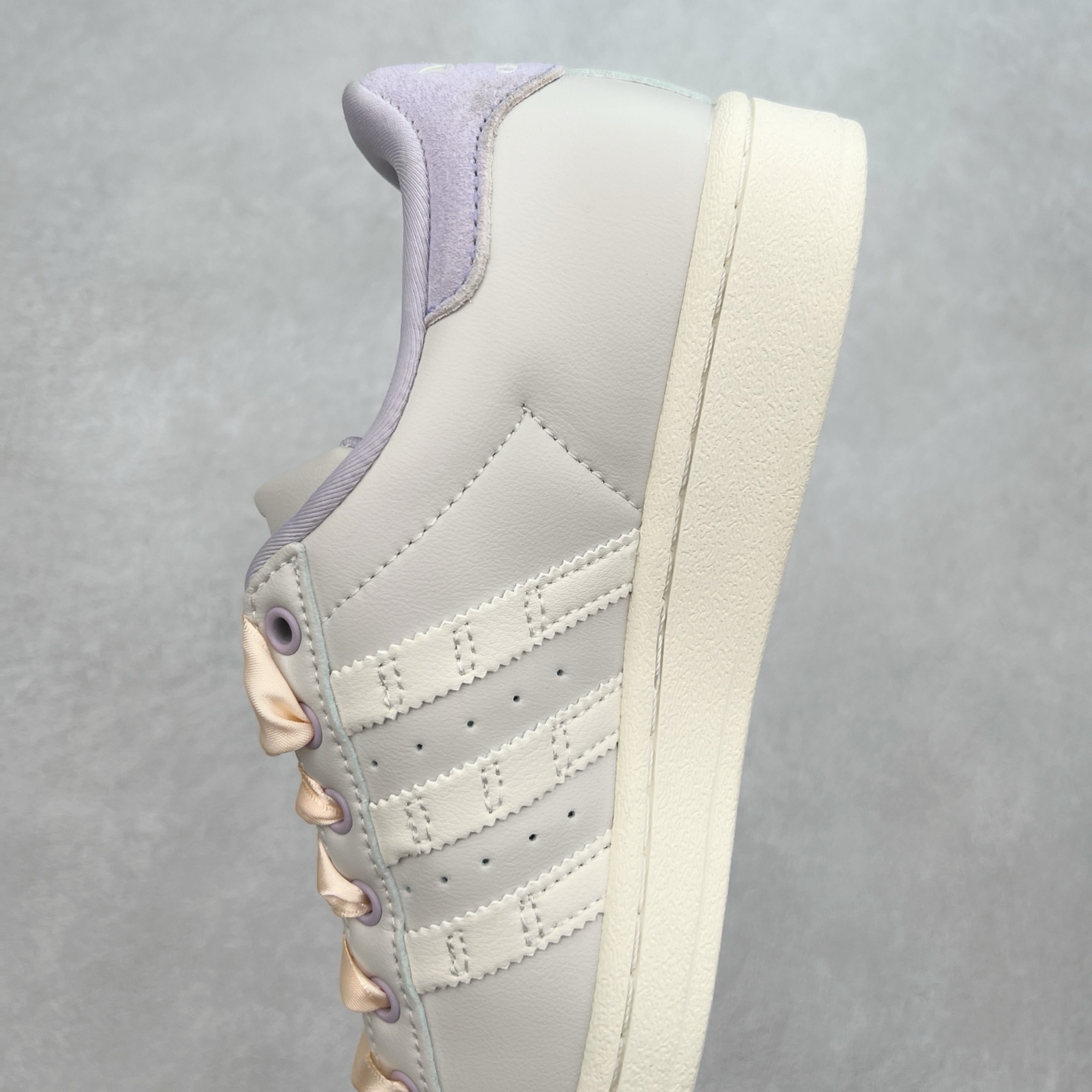 图片[7]-AD Originals Superstar 经典复古贝壳头板鞋 IF1805 诞生于1969年 是第一双将全皮面鞋 身与橡胶鞋头结合在一起的低帮篮球鞋 Superstar最开始 是作为高帮篮球鞋Pro Model的低帮版本而出现的 但因为其独特和醒目的橡胶鞋头造型而让大家熟知 被大家形象地称为\\\”shelltoe\\\”贝壳头 在70年代的美国职业篮球场上 接近3/4的NBA球员都将这双Superstar作为场上用鞋 80年代之后 经过不断的改良和发展 Superstar逐渐成为横跨时装、音乐、街头文化、休闲和运动等各大领域的时尚潮鞋 尺码：36 36.5 37 38 38.5 39 40 40.5 41 42 42.5 43 44 44.5 45-选品中心