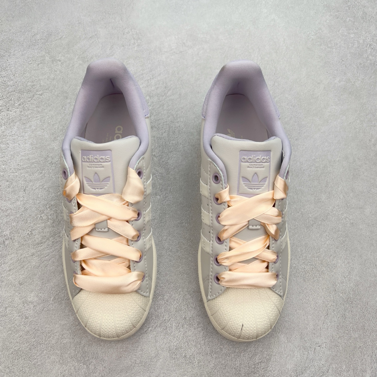 图片[2]-AD Originals Superstar 经典复古贝壳头板鞋 IF1805 诞生于1969年 是第一双将全皮面鞋 身与橡胶鞋头结合在一起的低帮篮球鞋 Superstar最开始 是作为高帮篮球鞋Pro Model的低帮版本而出现的 但因为其独特和醒目的橡胶鞋头造型而让大家熟知 被大家形象地称为\\\”shelltoe\\\”贝壳头 在70年代的美国职业篮球场上 接近3/4的NBA球员都将这双Superstar作为场上用鞋 80年代之后 经过不断的改良和发展 Superstar逐渐成为横跨时装、音乐、街头文化、休闲和运动等各大领域的时尚潮鞋 尺码：36 36.5 37 38 38.5 39 40 40.5 41 42 42.5 43 44 44.5 45-选品中心