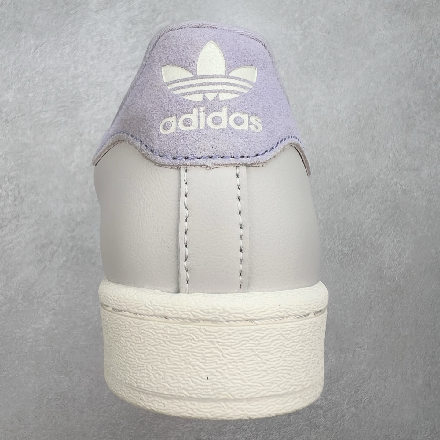 图片[8]-AD Originals Superstar 经典复古贝壳头板鞋 IF1805 诞生于1969年 是第一双将全皮面鞋 身与橡胶鞋头结合在一起的低帮篮球鞋 Superstar最开始 是作为高帮篮球鞋Pro Model的低帮版本而出现的 但因为其独特和醒目的橡胶鞋头造型而让大家熟知 被大家形象地称为\\\”shelltoe\\\”贝壳头 在70年代的美国职业篮球场上 接近3/4的NBA球员都将这双Superstar作为场上用鞋 80年代之后 经过不断的改良和发展 Superstar逐渐成为横跨时装、音乐、街头文化、休闲和运动等各大领域的时尚潮鞋 尺码：36 36.5 37 38 38.5 39 40 40.5 41 42 42.5 43 44 44.5 45-选品中心