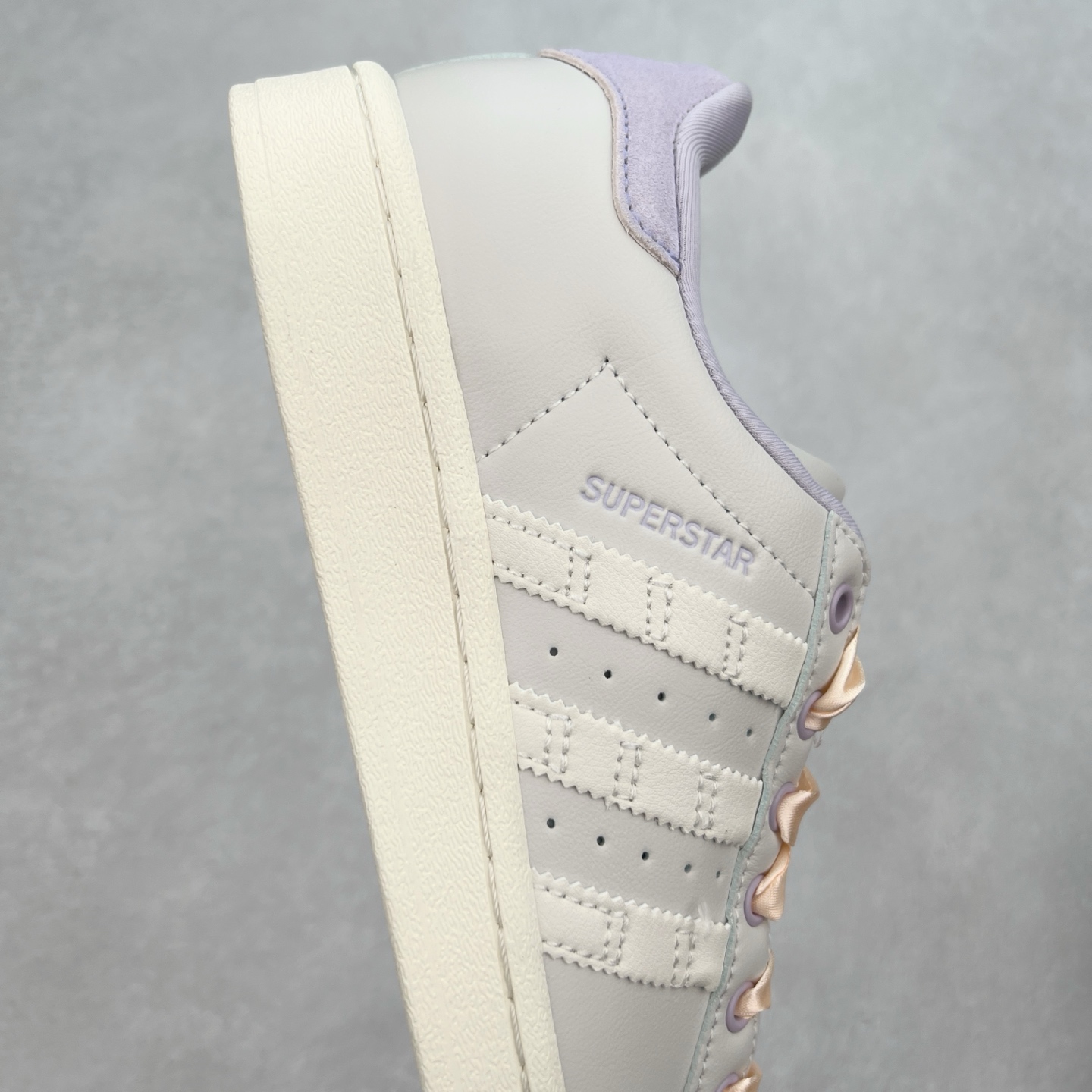 图片[6]-AD Originals Superstar 经典复古贝壳头板鞋 IF1805 诞生于1969年 是第一双将全皮面鞋 身与橡胶鞋头结合在一起的低帮篮球鞋 Superstar最开始 是作为高帮篮球鞋Pro Model的低帮版本而出现的 但因为其独特和醒目的橡胶鞋头造型而让大家熟知 被大家形象地称为\\\”shelltoe\\\”贝壳头 在70年代的美国职业篮球场上 接近3/4的NBA球员都将这双Superstar作为场上用鞋 80年代之后 经过不断的改良和发展 Superstar逐渐成为横跨时装、音乐、街头文化、休闲和运动等各大领域的时尚潮鞋 尺码：36 36.5 37 38 38.5 39 40 40.5 41 42 42.5 43 44 44.5 45-选品中心