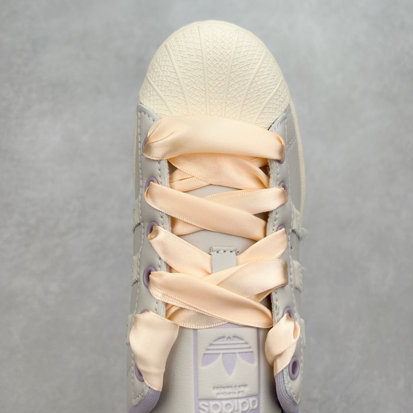 图片[4]-AD Originals Superstar 经典复古贝壳头板鞋 IF1805 诞生于1969年 是第一双将全皮面鞋 身与橡胶鞋头结合在一起的低帮篮球鞋 Superstar最开始 是作为高帮篮球鞋Pro Model的低帮版本而出现的 但因为其独特和醒目的橡胶鞋头造型而让大家熟知 被大家形象地称为\\\”shelltoe\\\”贝壳头 在70年代的美国职业篮球场上 接近3/4的NBA球员都将这双Superstar作为场上用鞋 80年代之后 经过不断的改良和发展 Superstar逐渐成为横跨时装、音乐、街头文化、休闲和运动等各大领域的时尚潮鞋 尺码：36 36.5 37 38 38.5 39 40 40.5 41 42 42.5 43 44 44.5 45-选品中心