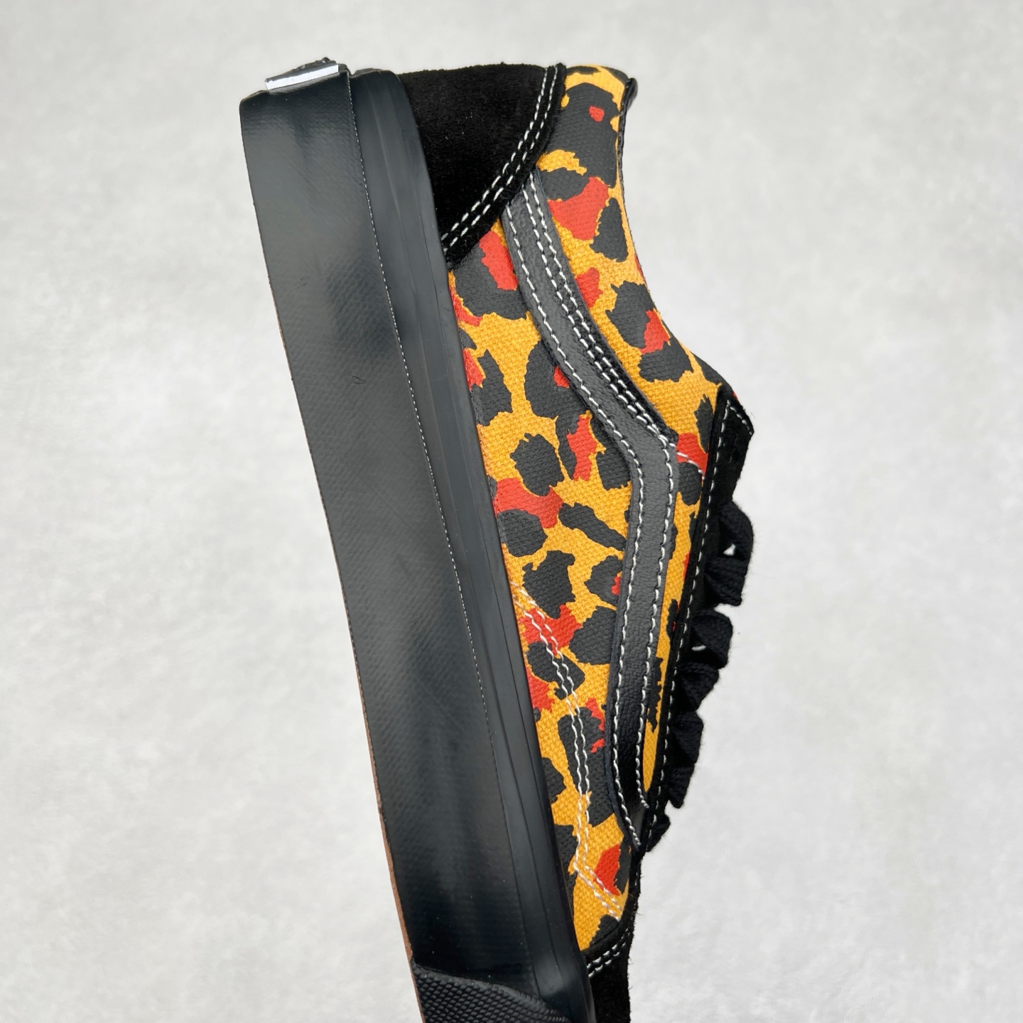 图片[6]-Vans Premium Old Skool 高阶系列 豹纹拼接休闲低帮滑板鞋 范斯官方新款 重回复古街头巅峰 鞋面采用麂皮搭配帆布材质打造 豹纹配色点缀 质感拉满 从鞋型和贴合度方面重塑鞋款 增强复古属性 缓震抗疲劳活动鞋垫使脚感更舒适 货号：VN000D56BA2 黑白豹纹 货号：VN000D56BKA 黑橙豹纹 尺码：35 36 36.5 37 38 38.5 39 40 40.5 41 42 42.5 43 44-选品中心