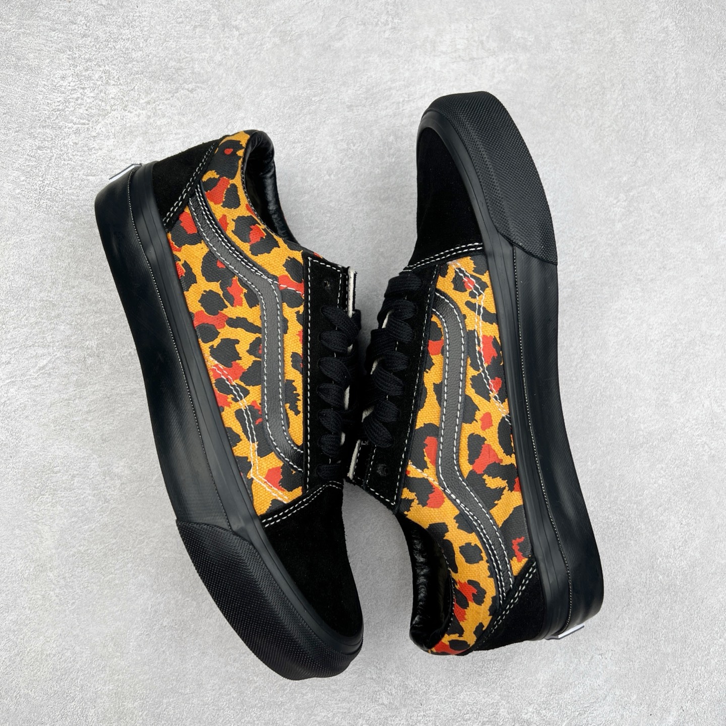 图片[3]-Vans Premium Old Skool 高阶系列 豹纹拼接休闲低帮滑板鞋 范斯官方新款 重回复古街头巅峰 鞋面采用麂皮搭配帆布材质打造 豹纹配色点缀 质感拉满 从鞋型和贴合度方面重塑鞋款 增强复古属性 缓震抗疲劳活动鞋垫使脚感更舒适 货号：VN000D56BA2 黑白豹纹 货号：VN000D56BKA 黑橙豹纹 尺码：35 36 36.5 37 38 38.5 39 40 40.5 41 42 42.5 43 44-选品中心