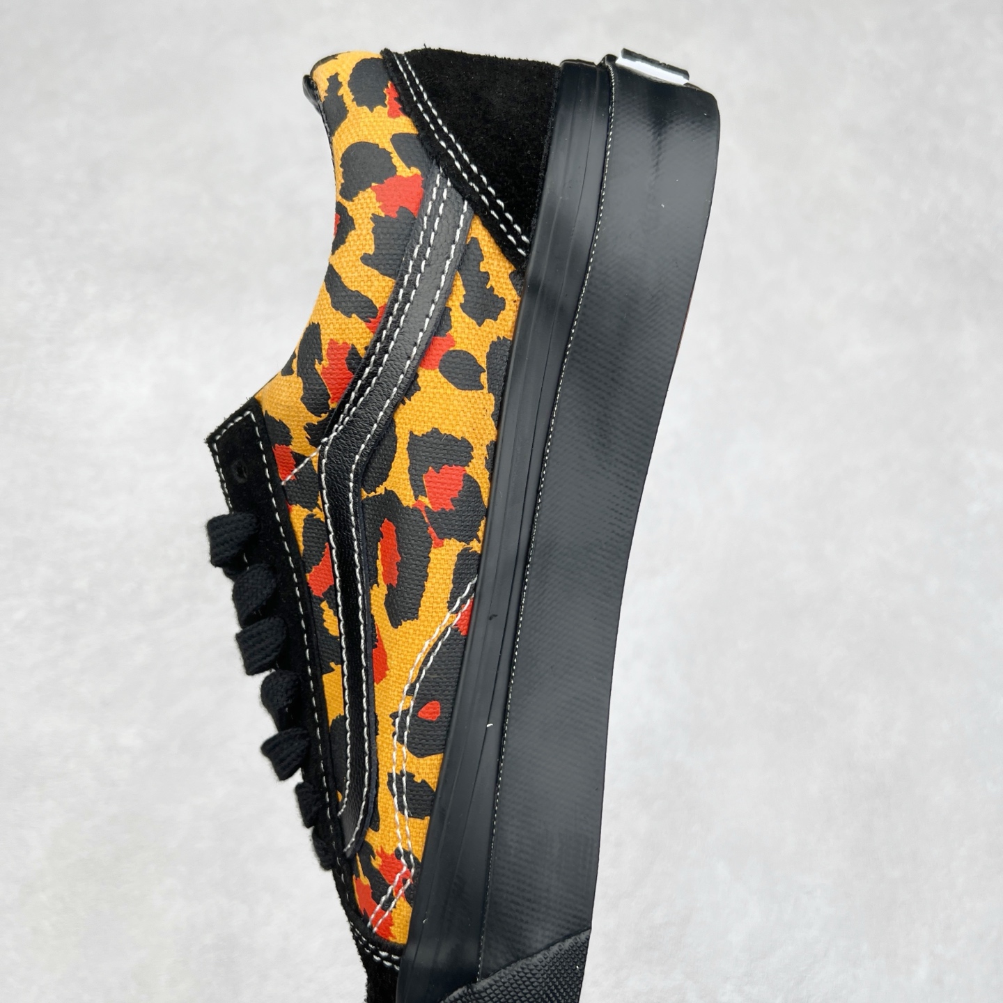 图片[7]-Vans Premium Old Skool 高阶系列 豹纹拼接休闲低帮滑板鞋 范斯官方新款 重回复古街头巅峰 鞋面采用麂皮搭配帆布材质打造 豹纹配色点缀 质感拉满 从鞋型和贴合度方面重塑鞋款 增强复古属性 缓震抗疲劳活动鞋垫使脚感更舒适 货号：VN000D56BA2 黑白豹纹 货号：VN000D56BKA 黑橙豹纹 尺码：35 36 36.5 37 38 38.5 39 40 40.5 41 42 42.5 43 44-选品中心