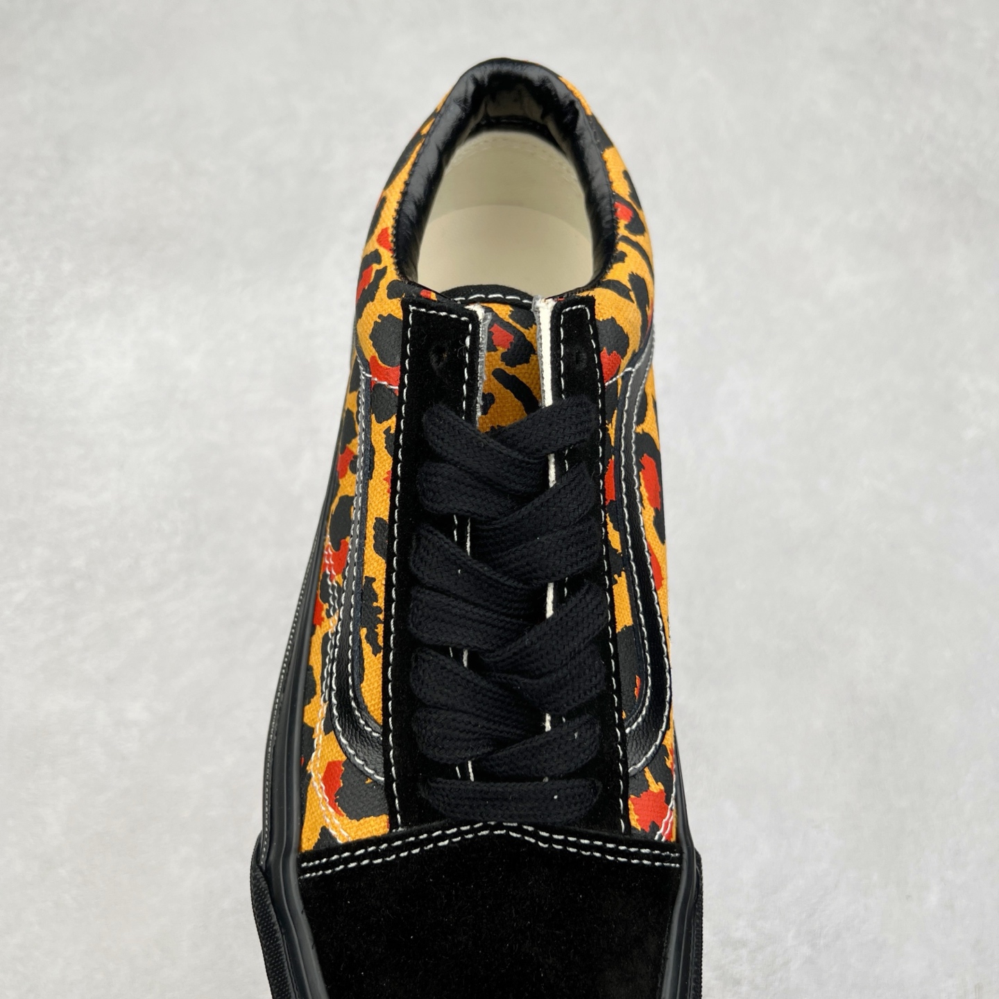 图片[5]-Vans Premium Old Skool 高阶系列 豹纹拼接休闲低帮滑板鞋 范斯官方新款 重回复古街头巅峰 鞋面采用麂皮搭配帆布材质打造 豹纹配色点缀 质感拉满 从鞋型和贴合度方面重塑鞋款 增强复古属性 缓震抗疲劳活动鞋垫使脚感更舒适 货号：VN000D56BA2 黑白豹纹 货号：VN000D56BKA 黑橙豹纹 尺码：35 36 36.5 37 38 38.5 39 40 40.5 41 42 42.5 43 44-选品中心