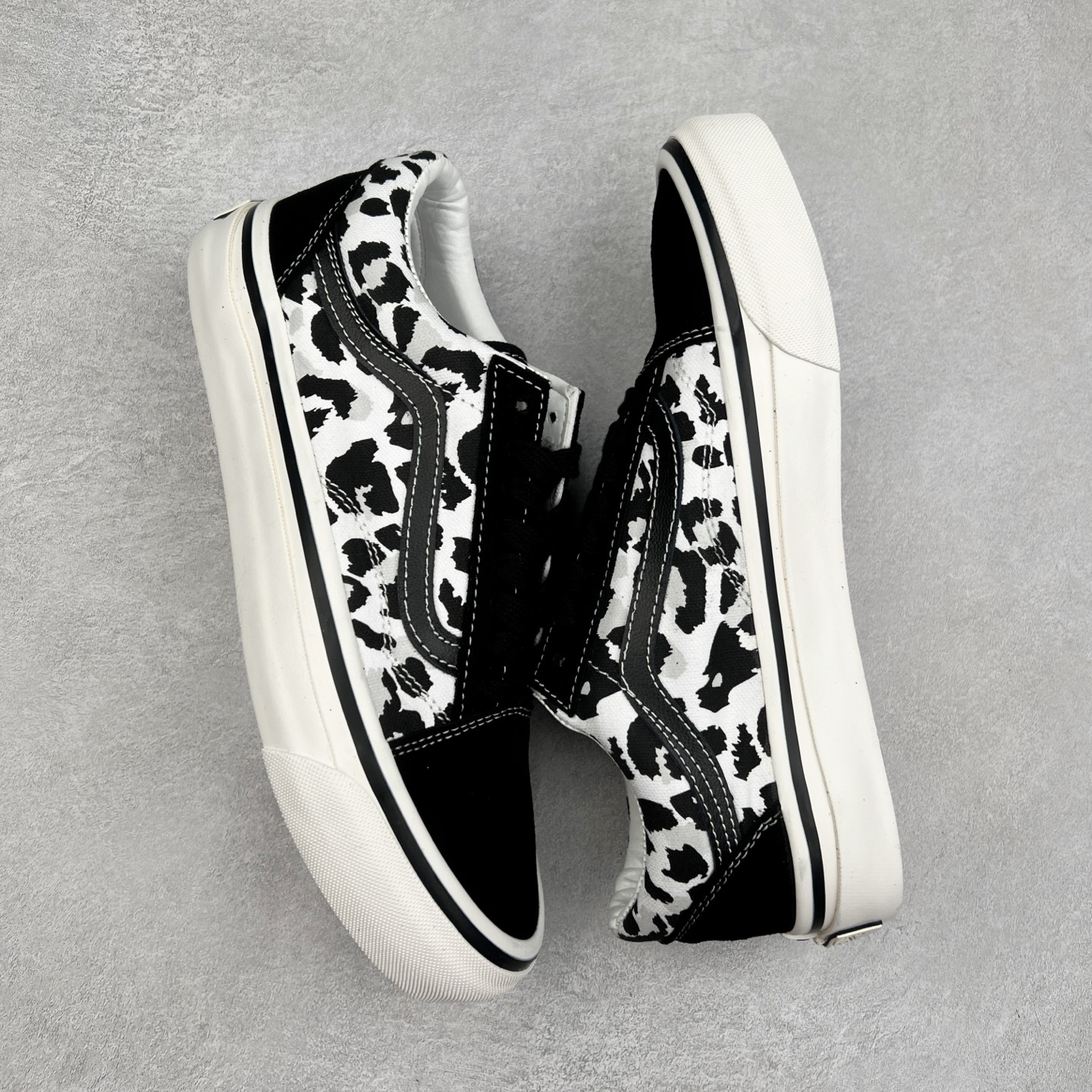 图片[3]-Vans Premium Old Skool 高阶系列 豹纹拼接休闲低帮滑板鞋 范斯官方新款 重回复古街头巅峰 鞋面采用麂皮搭配帆布材质打造 豹纹配色点缀 质感拉满 从鞋型和贴合度方面重塑鞋款 增强复古属性 缓震抗疲劳活动鞋垫使脚感更舒适 货号：VN000D56BA2 黑白豹纹 货号：VN000D56BKA 黑橙豹纹 尺码：35 36 36.5 37 38 38.5 39 40 40.5 41 42 42.5 43 44-选品中心