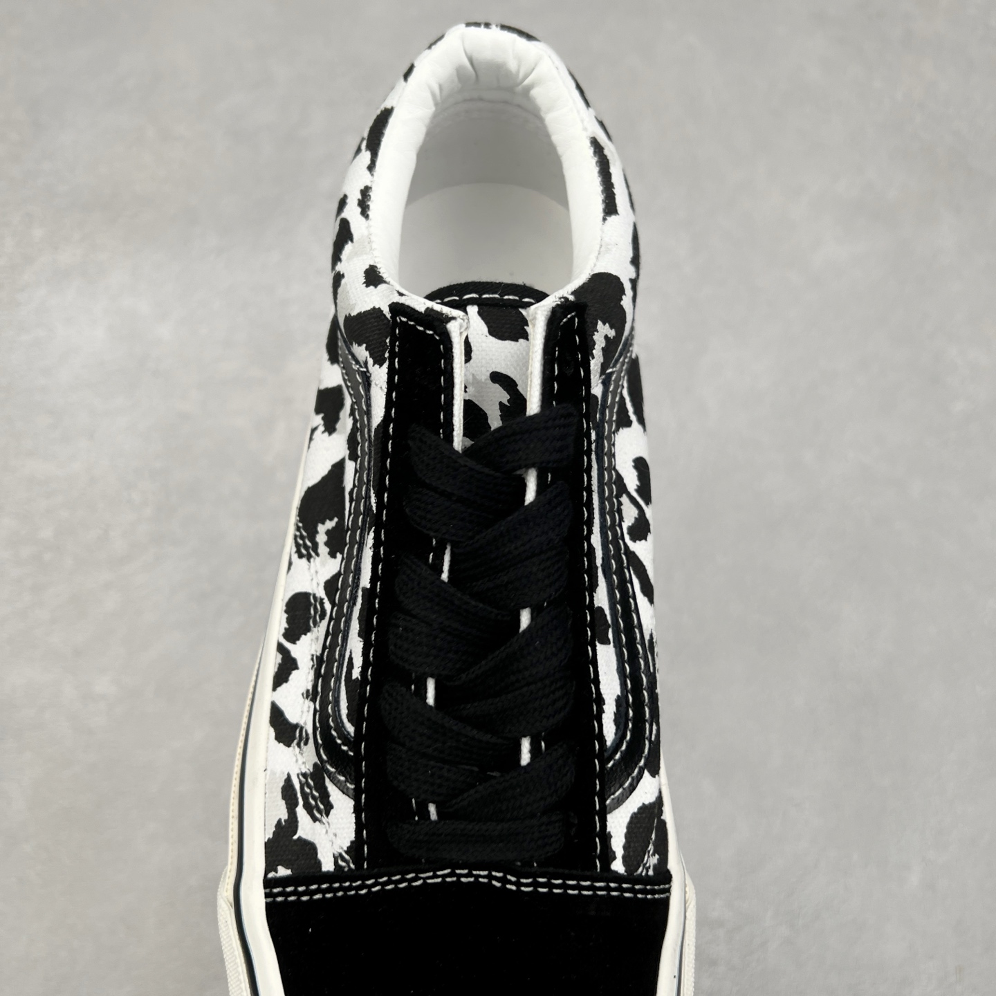 图片[5]-Vans Premium Old Skool 高阶系列 豹纹拼接休闲低帮滑板鞋 范斯官方新款 重回复古街头巅峰 鞋面采用麂皮搭配帆布材质打造 豹纹配色点缀 质感拉满 从鞋型和贴合度方面重塑鞋款 增强复古属性 缓震抗疲劳活动鞋垫使脚感更舒适 货号：VN000D56BA2 黑白豹纹 货号：VN000D56BKA 黑橙豹纹 尺码：35 36 36.5 37 38 38.5 39 40 40.5 41 42 42.5 43 44-选品中心