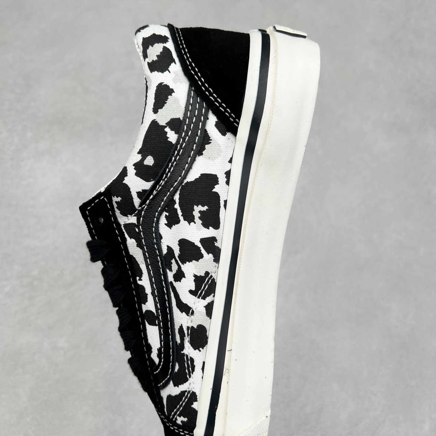 图片[7]-Vans Premium Old Skool 高阶系列 豹纹拼接休闲低帮滑板鞋 范斯官方新款 重回复古街头巅峰 鞋面采用麂皮搭配帆布材质打造 豹纹配色点缀 质感拉满 从鞋型和贴合度方面重塑鞋款 增强复古属性 缓震抗疲劳活动鞋垫使脚感更舒适 货号：VN000D56BA2 黑白豹纹 货号：VN000D56BKA 黑橙豹纹 尺码：35 36 36.5 37 38 38.5 39 40 40.5 41 42 42.5 43 44-选品中心