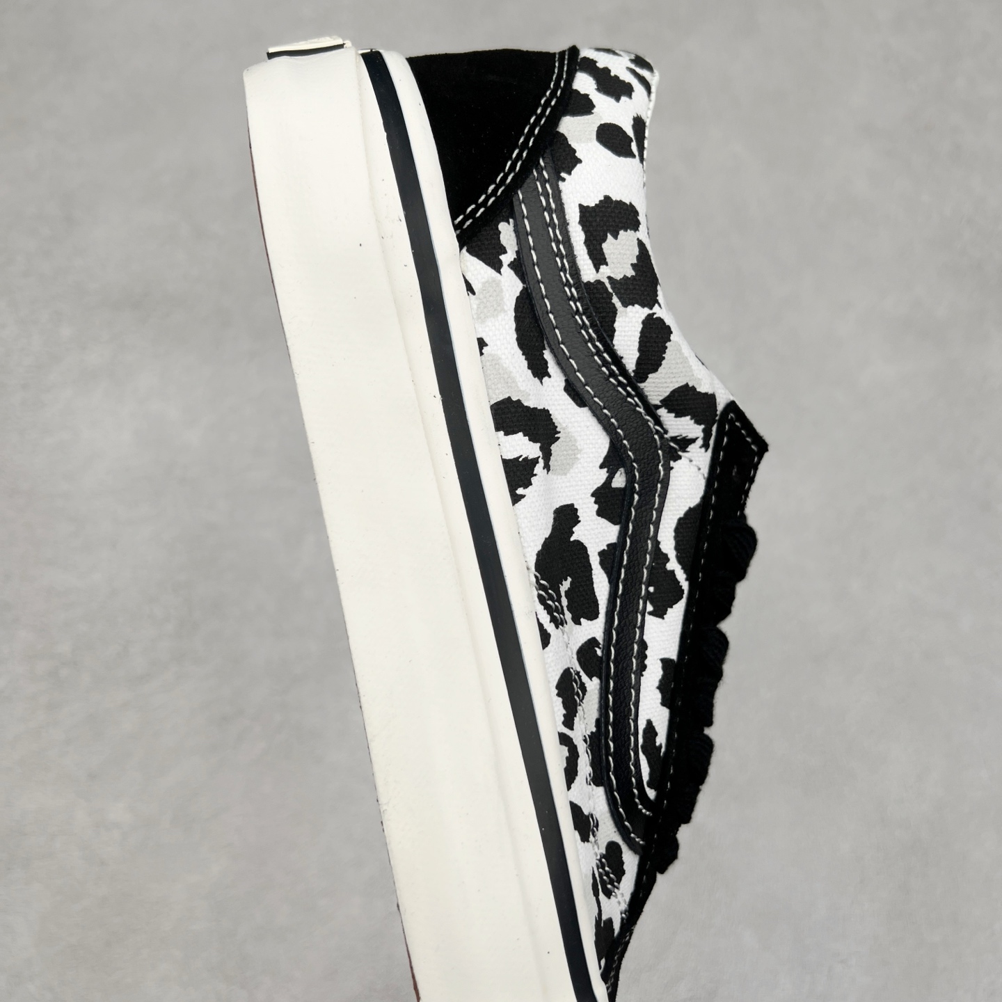 图片[6]-Vans Premium Old Skool 高阶系列 豹纹拼接休闲低帮滑板鞋 范斯官方新款 重回复古街头巅峰 鞋面采用麂皮搭配帆布材质打造 豹纹配色点缀 质感拉满 从鞋型和贴合度方面重塑鞋款 增强复古属性 缓震抗疲劳活动鞋垫使脚感更舒适 货号：VN000D56BA2 黑白豹纹 货号：VN000D56BKA 黑橙豹纹 尺码：35 36 36.5 37 38 38.5 39 40 40.5 41 42 42.5 43 44-选品中心