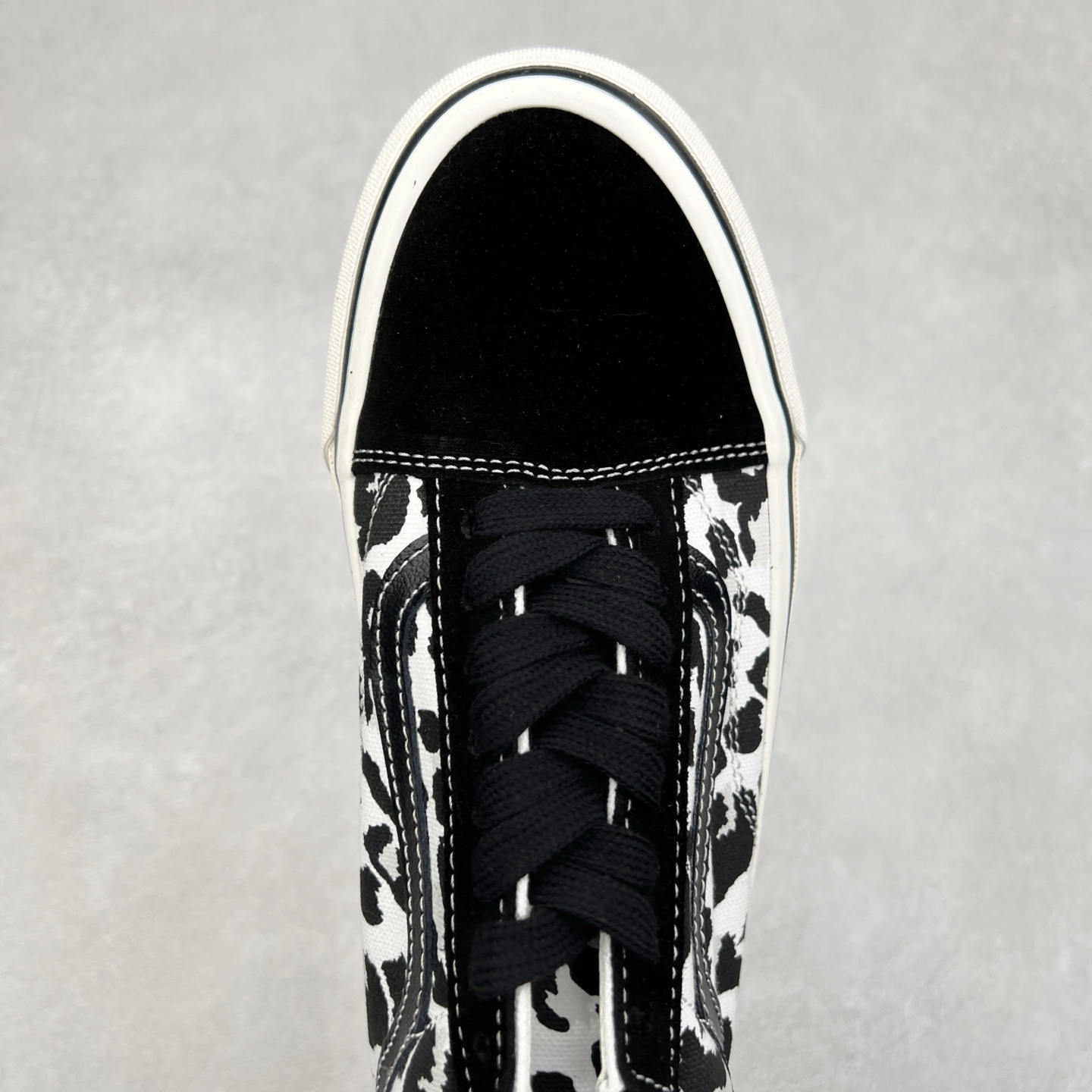 图片[4]-Vans Premium Old Skool 高阶系列 豹纹拼接休闲低帮滑板鞋 范斯官方新款 重回复古街头巅峰 鞋面采用麂皮搭配帆布材质打造 豹纹配色点缀 质感拉满 从鞋型和贴合度方面重塑鞋款 增强复古属性 缓震抗疲劳活动鞋垫使脚感更舒适 货号：VN000D56BA2 黑白豹纹 货号：VN000D56BKA 黑橙豹纹 尺码：35 36 36.5 37 38 38.5 39 40 40.5 41 42 42.5 43 44-选品中心