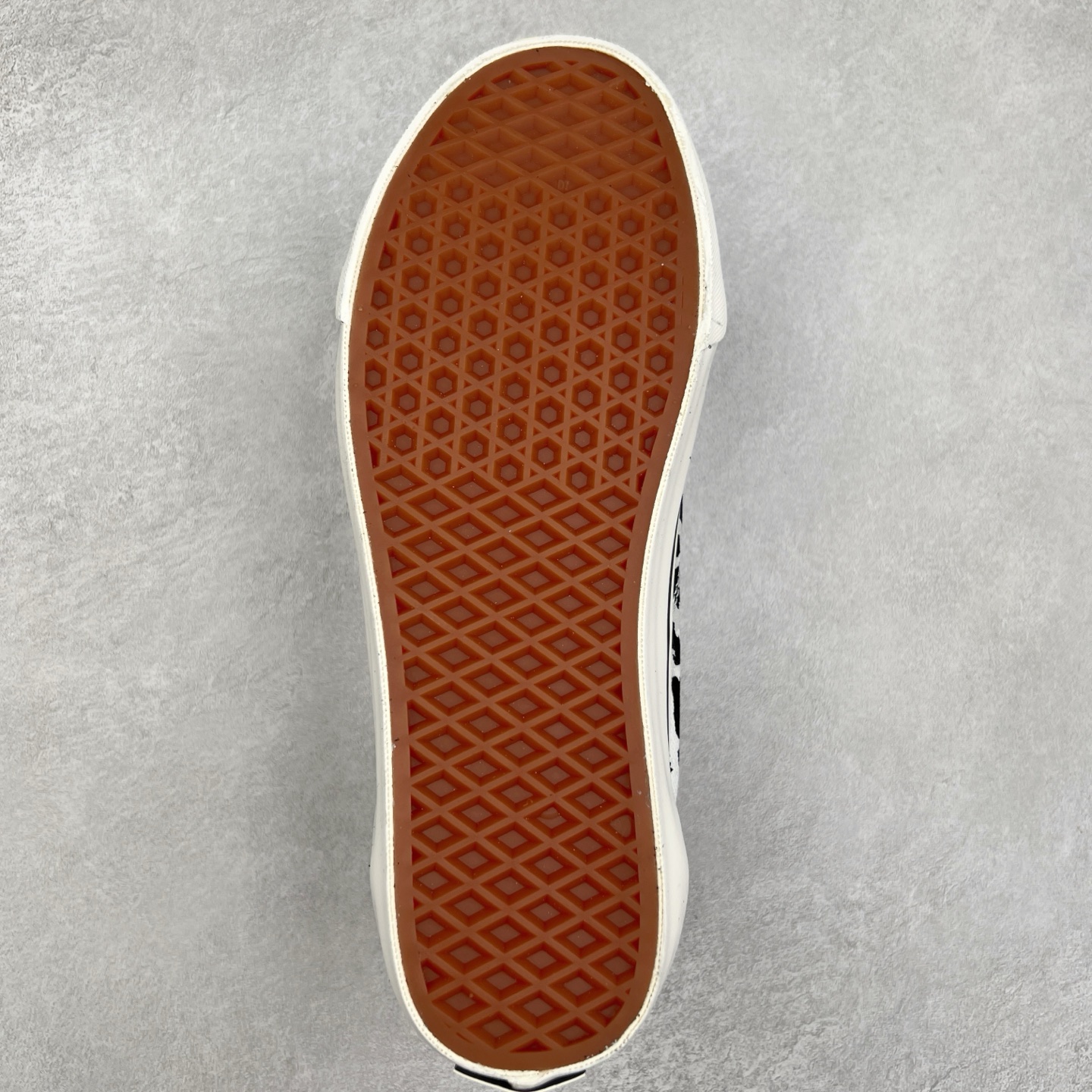 图片[9]-Vans Premium Old Skool 高阶系列 豹纹拼接休闲低帮滑板鞋 范斯官方新款 重回复古街头巅峰 鞋面采用麂皮搭配帆布材质打造 豹纹配色点缀 质感拉满 从鞋型和贴合度方面重塑鞋款 增强复古属性 缓震抗疲劳活动鞋垫使脚感更舒适 货号：VN000D56BA2 黑白豹纹 货号：VN000D56BKA 黑橙豹纹 尺码：35 36 36.5 37 38 38.5 39 40 40.5 41 42 42.5 43 44-选品中心