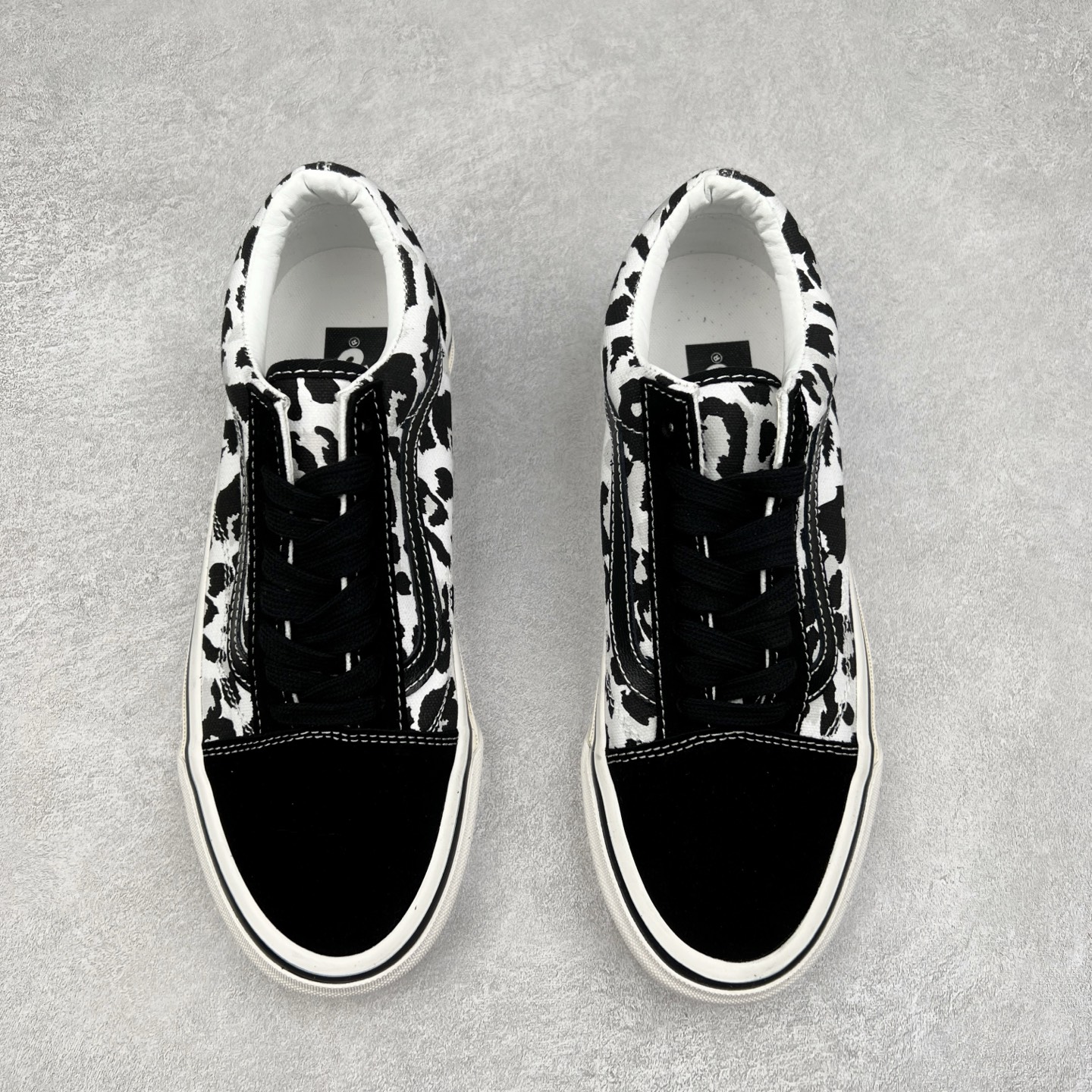 图片[2]-Vans Premium Old Skool 高阶系列 豹纹拼接休闲低帮滑板鞋 范斯官方新款 重回复古街头巅峰 鞋面采用麂皮搭配帆布材质打造 豹纹配色点缀 质感拉满 从鞋型和贴合度方面重塑鞋款 增强复古属性 缓震抗疲劳活动鞋垫使脚感更舒适 货号：VN000D56BA2 黑白豹纹 货号：VN000D56BKA 黑橙豹纹 尺码：35 36 36.5 37 38 38.5 39 40 40.5 41 42 42.5 43 44-选品中心