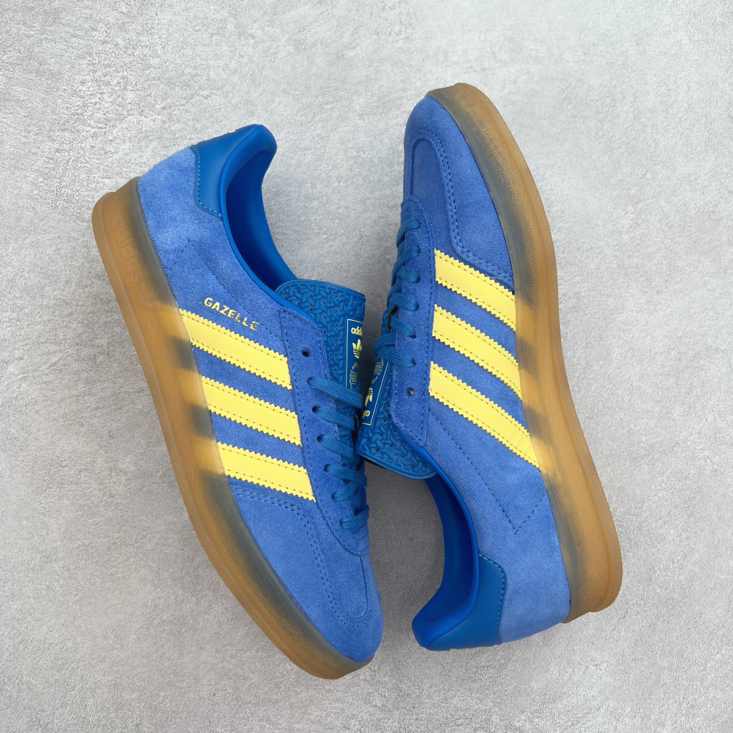 图片[3]-＃纯原福利 AD Original Gazelle Indoor Trainers 瞪羚室内鞋系列低帮复古百搭休闲运动德训风板鞋 JI2717 长期补货超性价比特供批次 原厂定制长毛翻毛皮组合环保纤维革鞋面材质 内置环保海玻璃鞋垫 外置RB橡胶大底 产品品控稳定性领先行业 原厂全套原楦原纸板冲刀磨具开发 原厂皮料加持 原厂港宝加持定型后跟R度完美 将复古进行到底 简约流畅 三十年不变经典 这款Gazelle运动鞋 无论面料、配色、质感或设计 都只在重现其1991年原款的经典 皮革鞋面 撞色三条纹和鞋跟标的设计 力求呈现90年代的经典复古风潮 Samba火热的同时 也带动了其它的复古鞋型 Gazelle便是其中一只 Gazelle Indoor拥有包边更宽的T字型鞋头 更好的保护运动员的前掌 浓浓的复古氛围感 非常适合现在流行的Cleanfit风格 尺码：35 36 36⅔ 37⅓ 38 38⅔ 39⅓ 40 40⅔ 41⅓ 42 42⅔ 43⅓ 44 44⅔ 45-选品中心