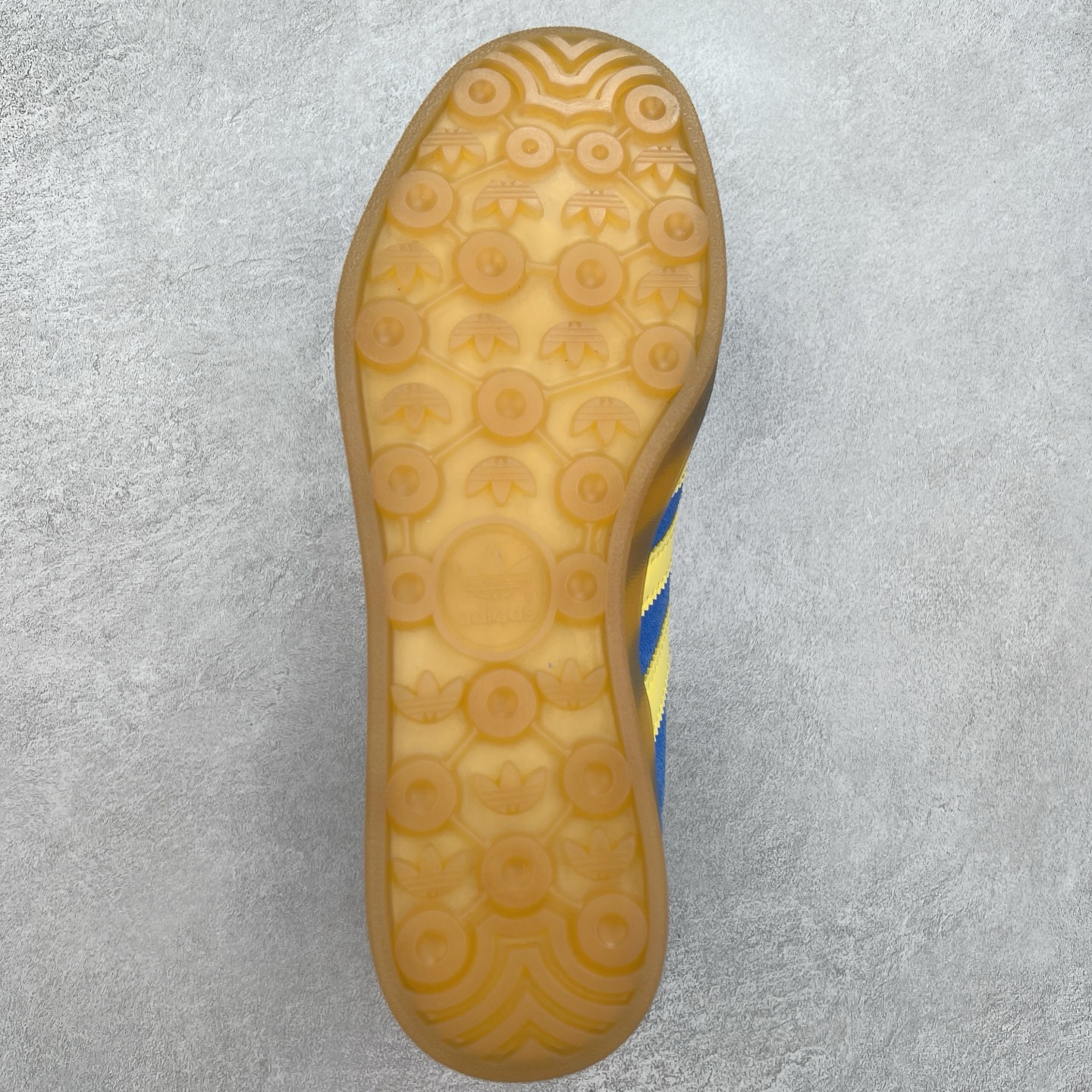 图片[9]-＃纯原福利 AD Original Gazelle Indoor Trainers 瞪羚室内鞋系列低帮复古百搭休闲运动德训风板鞋 JI2717 长期补货超性价比特供批次 原厂定制长毛翻毛皮组合环保纤维革鞋面材质 内置环保海玻璃鞋垫 外置RB橡胶大底 产品品控稳定性领先行业 原厂全套原楦原纸板冲刀磨具开发 原厂皮料加持 原厂港宝加持定型后跟R度完美 将复古进行到底 简约流畅 三十年不变经典 这款Gazelle运动鞋 无论面料、配色、质感或设计 都只在重现其1991年原款的经典 皮革鞋面 撞色三条纹和鞋跟标的设计 力求呈现90年代的经典复古风潮 Samba火热的同时 也带动了其它的复古鞋型 Gazelle便是其中一只 Gazelle Indoor拥有包边更宽的T字型鞋头 更好的保护运动员的前掌 浓浓的复古氛围感 非常适合现在流行的Cleanfit风格 尺码：35 36 36⅔ 37⅓ 38 38⅔ 39⅓ 40 40⅔ 41⅓ 42 42⅔ 43⅓ 44 44⅔ 45-选品中心