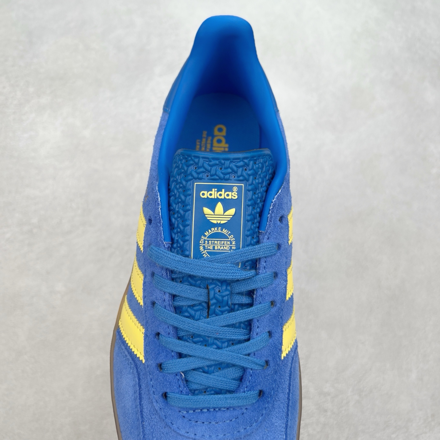 图片[5]-＃纯原福利 AD Original Gazelle Indoor Trainers 瞪羚室内鞋系列低帮复古百搭休闲运动德训风板鞋 JI2717 长期补货超性价比特供批次 原厂定制长毛翻毛皮组合环保纤维革鞋面材质 内置环保海玻璃鞋垫 外置RB橡胶大底 产品品控稳定性领先行业 原厂全套原楦原纸板冲刀磨具开发 原厂皮料加持 原厂港宝加持定型后跟R度完美 将复古进行到底 简约流畅 三十年不变经典 这款Gazelle运动鞋 无论面料、配色、质感或设计 都只在重现其1991年原款的经典 皮革鞋面 撞色三条纹和鞋跟标的设计 力求呈现90年代的经典复古风潮 Samba火热的同时 也带动了其它的复古鞋型 Gazelle便是其中一只 Gazelle Indoor拥有包边更宽的T字型鞋头 更好的保护运动员的前掌 浓浓的复古氛围感 非常适合现在流行的Cleanfit风格 尺码：35 36 36⅔ 37⅓ 38 38⅔ 39⅓ 40 40⅔ 41⅓ 42 42⅔ 43⅓ 44 44⅔ 45-选品中心