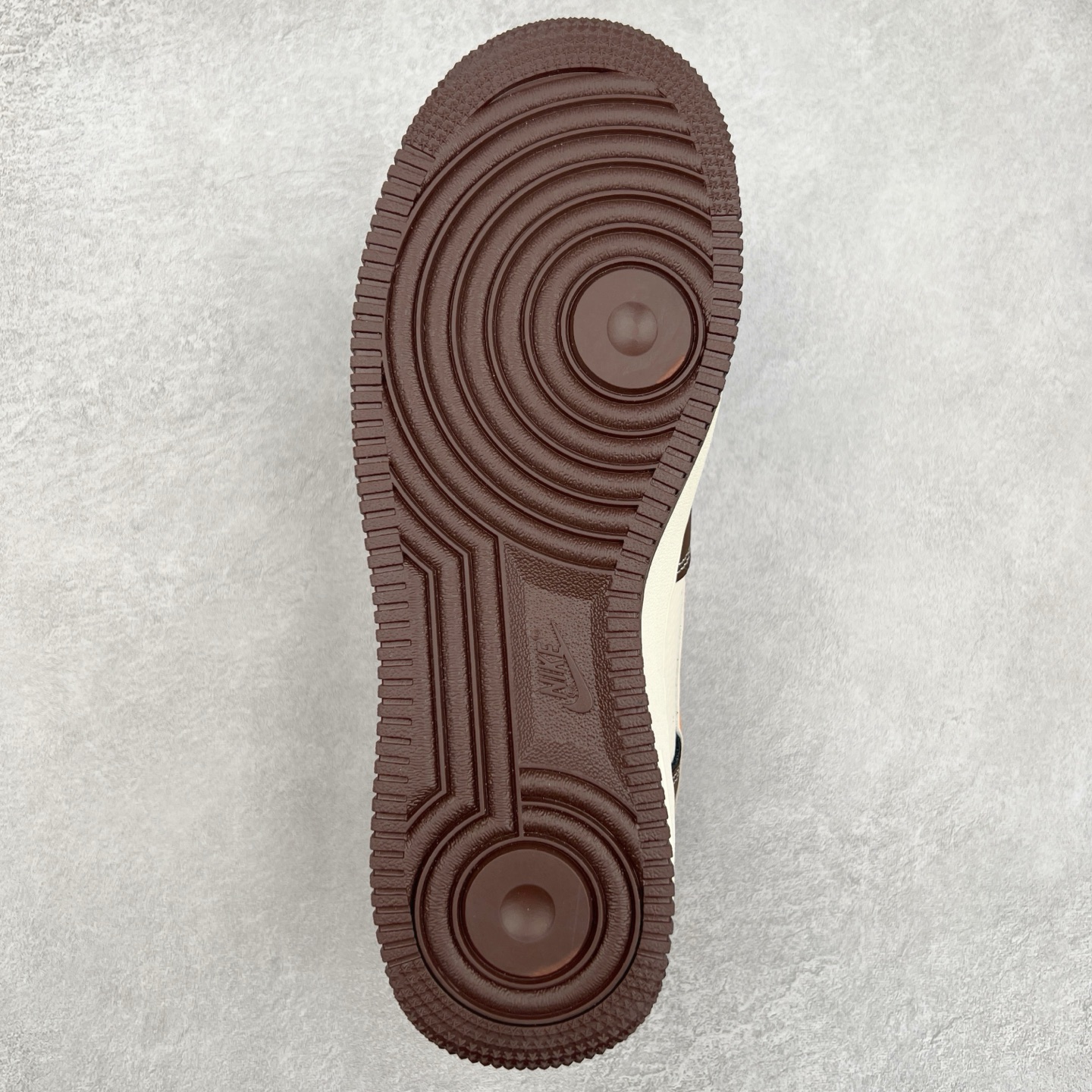 图片[9]-NK Air Force 1´07 Low 空军一号低帮百搭休闲运动板鞋 KK1988-080 柔软、弹性十足的缓震性能和出色的中底设计 横跨复古与现代的外型结合 造就出风靡全球 三十多年的Force 1 直到今天还深受青睐 实拍调校N版已经零色差零失真 百分百还原实物色彩所见即所得 不存在货不对板色差等低级问题 选购参考实物拍摄 不混卖不参货 只用心做好货严格选品 承诺混一赔十 尺码：36 36.5 37.5 38 38.5 39 40 40.5 41 42 42.5 43 44 44.5 45-选品中心