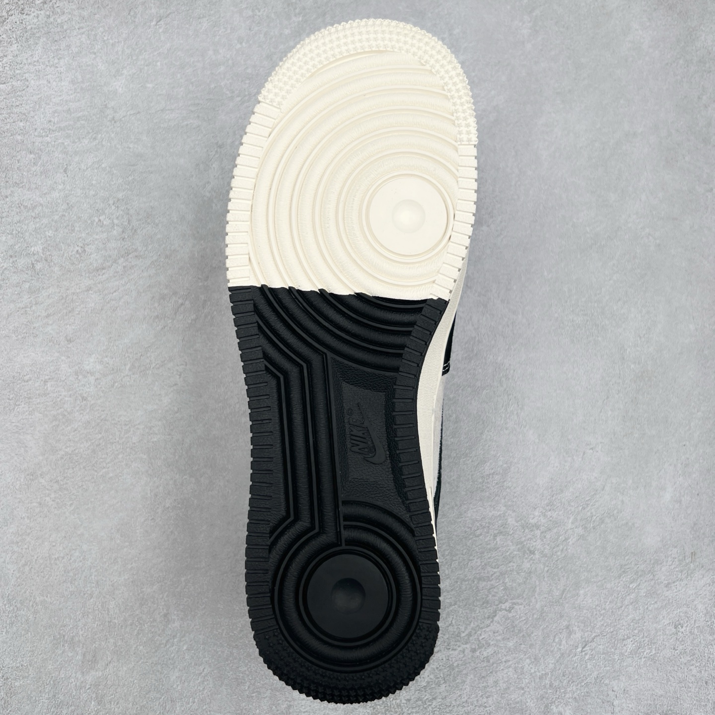 图片[9]-NK Air Force 1´07 Low 空军一号低帮百搭休闲运动板鞋 SJ6698-019 柔软、弹性十足的缓震性能和出色的中底设计 横跨复古与现代的外型结合 造就出风靡全球 三十多年的Force 1 直到今天还深受青睐 实拍调校N版已经零色差零失真 百分百还原实物色彩所见即所得 不存在货不对板色差等低级问题 选购参考实物拍摄 不混卖不参货 只用心做好货严格选品 承诺混一赔十 尺码：36 36.5 37.5 38 38.5 39 40 40.5 41 42 42.5 43 44 44.5 45-选品中心