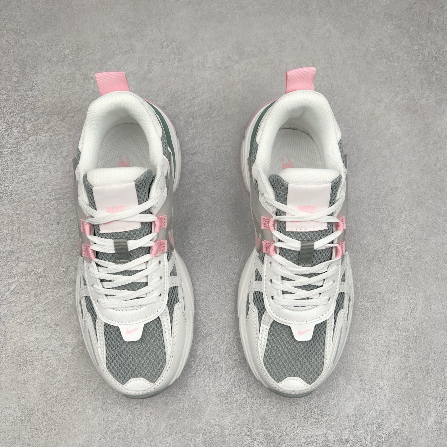 图片[2]-NK V2K Runtekk 减震防滑低帮 复古老爹鞋跑步鞋 HQ4046-001 鞋款被命名为 Runtekk 设计上借鉴了 2000 年的跑鞋风格 配色上以金属银为主调 简练又有复古运动气质 材质上使用大面积网眼、皮革、TPU 组成 支撑和透气性肯定不错 中底处由 Cushlon 泡绵打造 保证在压马路时可以提供优秀脚感 并通过一手做旧氧化效果突出复古感 中底造型很容易让大家联想到巴黎世家3XL 增高效果同样不能忽视 尺码：36 36.5 37.5 38 38.5 39 40 40.5 41 42 42.5 43 44 44.5 45-选品中心