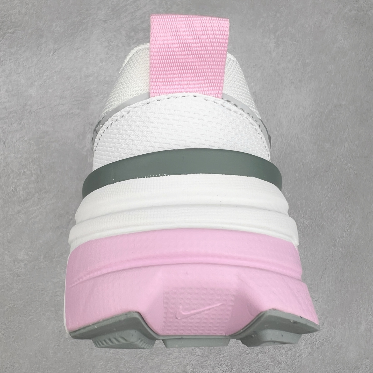 图片[8]-NK V2K Runtekk 减震防滑低帮 复古老爹鞋跑步鞋 HQ4046-001 鞋款被命名为 Runtekk 设计上借鉴了 2000 年的跑鞋风格 配色上以金属银为主调 简练又有复古运动气质 材质上使用大面积网眼、皮革、TPU 组成 支撑和透气性肯定不错 中底处由 Cushlon 泡绵打造 保证在压马路时可以提供优秀脚感 并通过一手做旧氧化效果突出复古感 中底造型很容易让大家联想到巴黎世家3XL 增高效果同样不能忽视 尺码：36 36.5 37.5 38 38.5 39 40 40.5 41 42 42.5 43 44 44.5 45-选品中心