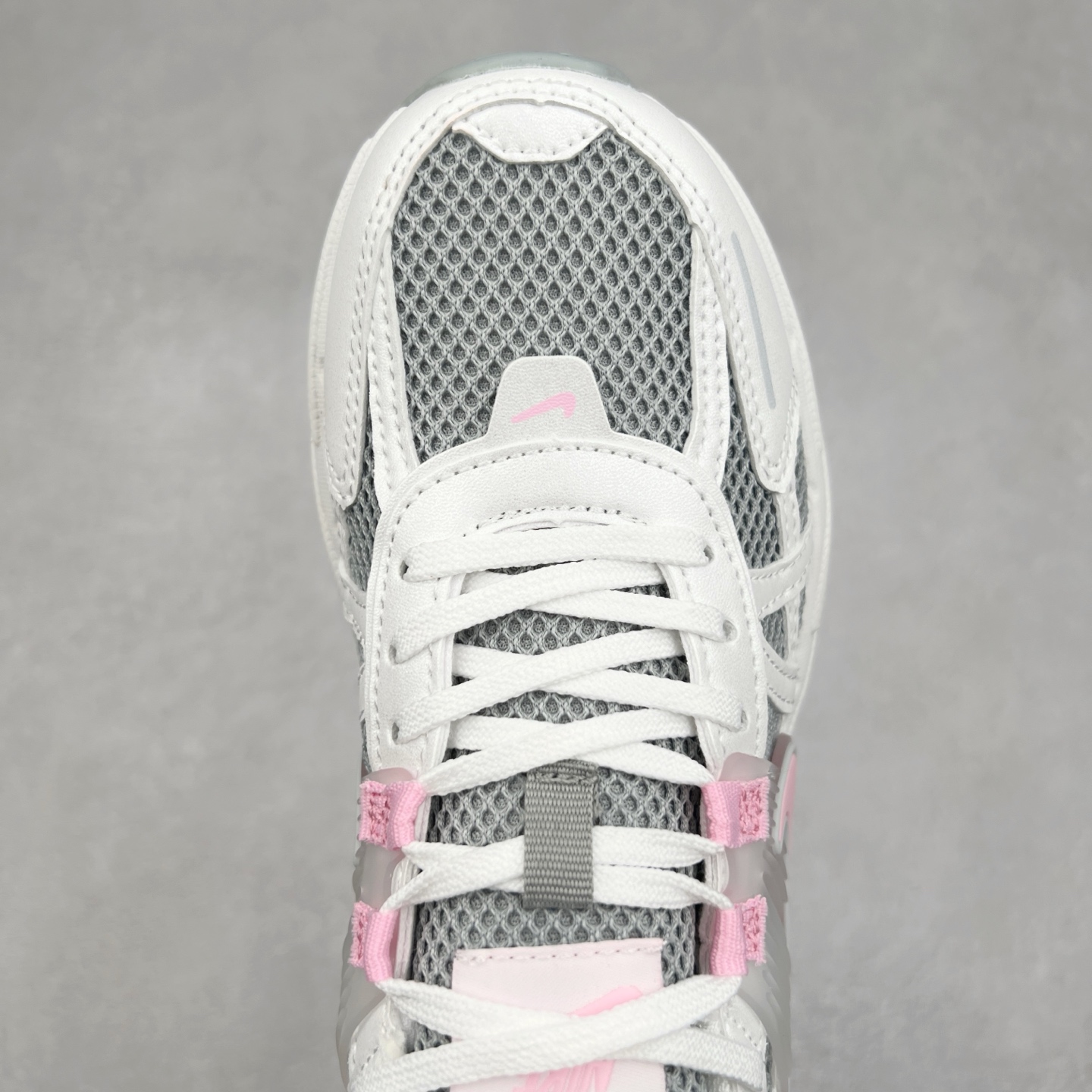 图片[4]-NK V2K Runtekk 减震防滑低帮 复古老爹鞋跑步鞋 HQ4046-001 鞋款被命名为 Runtekk 设计上借鉴了 2000 年的跑鞋风格 配色上以金属银为主调 简练又有复古运动气质 材质上使用大面积网眼、皮革、TPU 组成 支撑和透气性肯定不错 中底处由 Cushlon 泡绵打造 保证在压马路时可以提供优秀脚感 并通过一手做旧氧化效果突出复古感 中底造型很容易让大家联想到巴黎世家3XL 增高效果同样不能忽视 尺码：36 36.5 37.5 38 38.5 39 40 40.5 41 42 42.5 43 44 44.5 45-选品中心