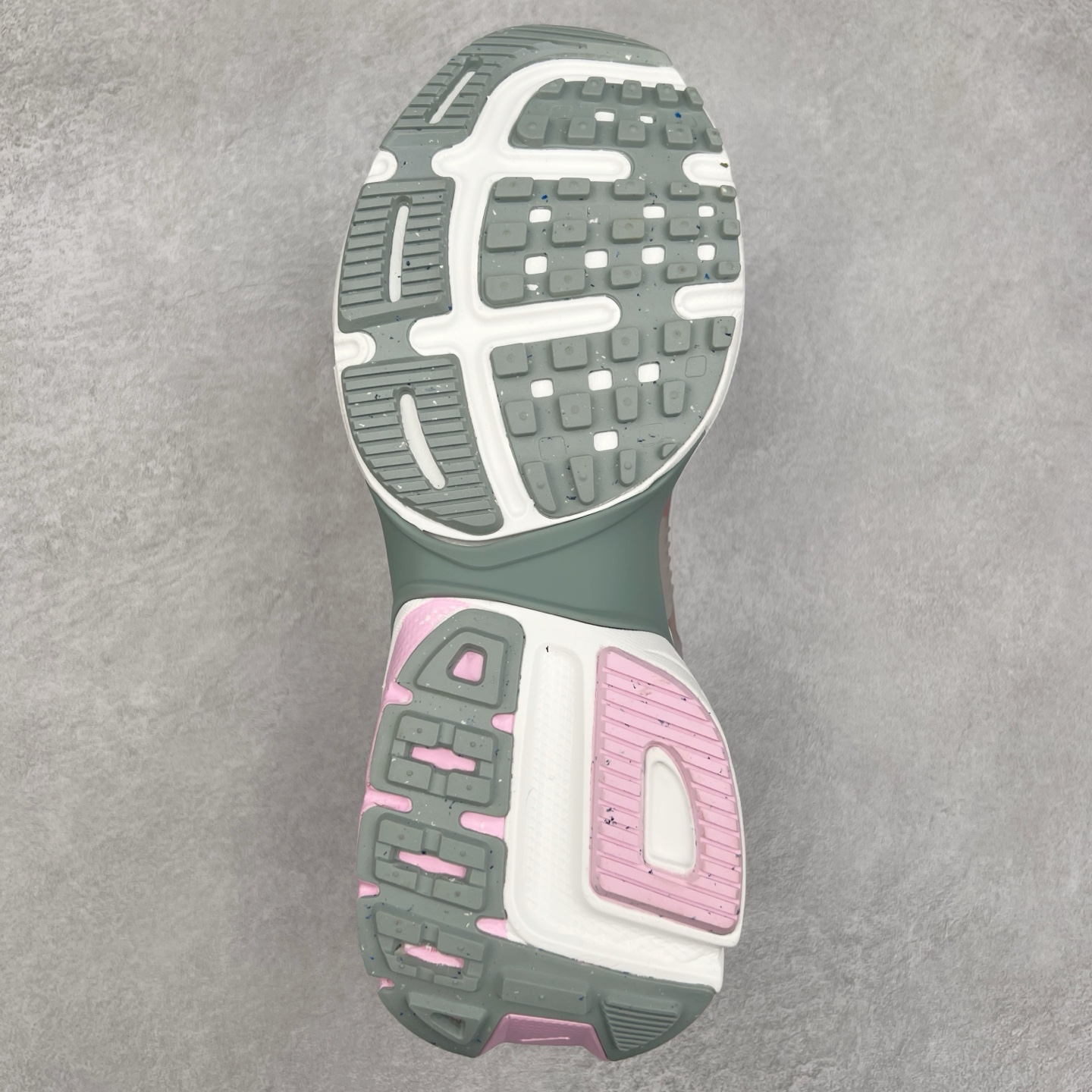 图片[9]-NK V2K Runtekk 减震防滑低帮 复古老爹鞋跑步鞋 HQ4046-001 鞋款被命名为 Runtekk 设计上借鉴了 2000 年的跑鞋风格 配色上以金属银为主调 简练又有复古运动气质 材质上使用大面积网眼、皮革、TPU 组成 支撑和透气性肯定不错 中底处由 Cushlon 泡绵打造 保证在压马路时可以提供优秀脚感 并通过一手做旧氧化效果突出复古感 中底造型很容易让大家联想到巴黎世家3XL 增高效果同样不能忽视 尺码：36 36.5 37.5 38 38.5 39 40 40.5 41 42 42.5 43 44 44.5 45-选品中心