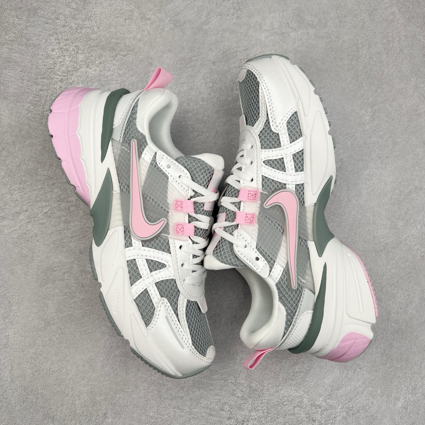 图片[3]-NK V2K Runtekk 减震防滑低帮 复古老爹鞋跑步鞋 HQ4046-001 鞋款被命名为 Runtekk 设计上借鉴了 2000 年的跑鞋风格 配色上以金属银为主调 简练又有复古运动气质 材质上使用大面积网眼、皮革、TPU 组成 支撑和透气性肯定不错 中底处由 Cushlon 泡绵打造 保证在压马路时可以提供优秀脚感 并通过一手做旧氧化效果突出复古感 中底造型很容易让大家联想到巴黎世家3XL 增高效果同样不能忽视 尺码：36 36.5 37.5 38 38.5 39 40 40.5 41 42 42.5 43 44 44.5 45-选品中心