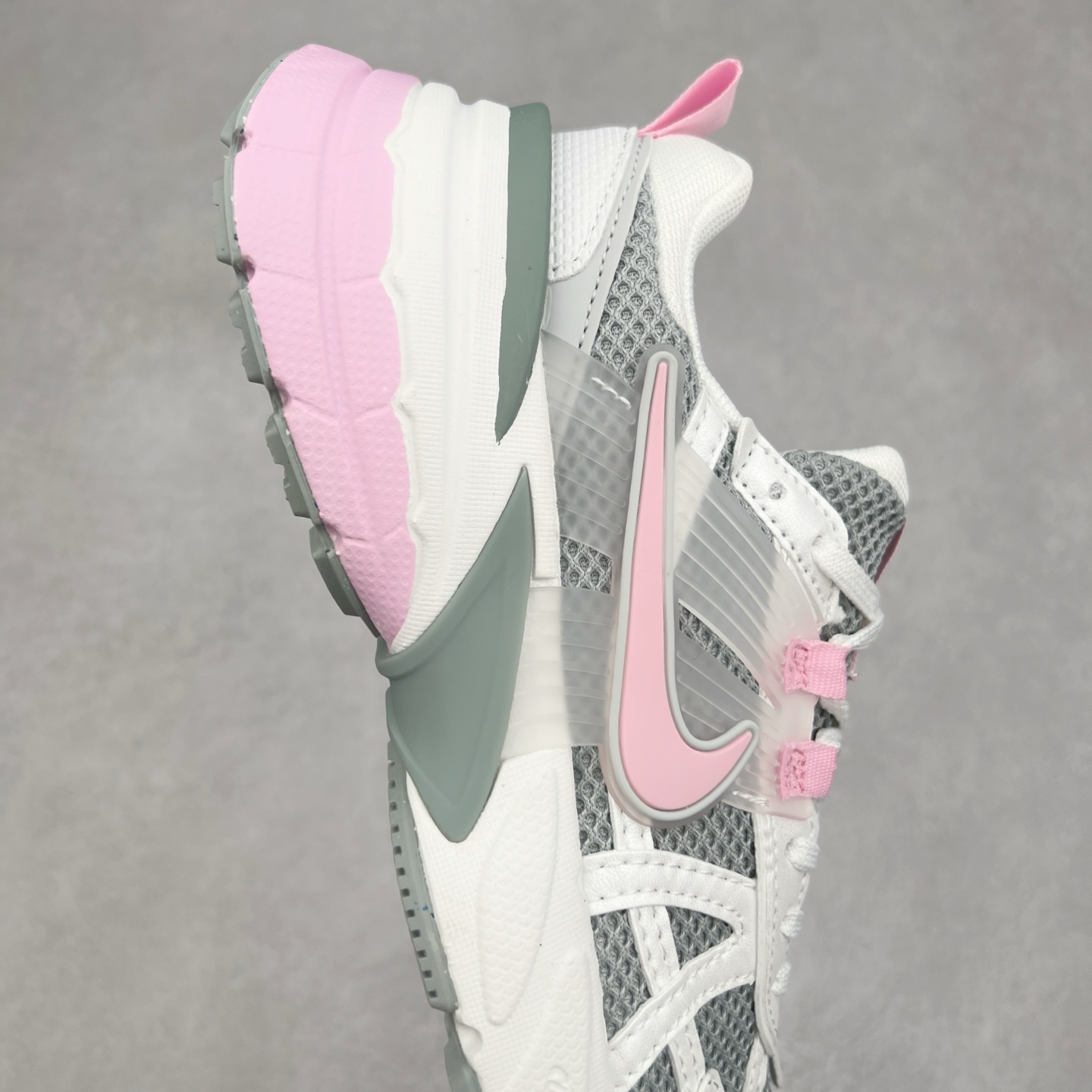 图片[6]-NK V2K Runtekk 减震防滑低帮 复古老爹鞋跑步鞋 HQ4046-001 鞋款被命名为 Runtekk 设计上借鉴了 2000 年的跑鞋风格 配色上以金属银为主调 简练又有复古运动气质 材质上使用大面积网眼、皮革、TPU 组成 支撑和透气性肯定不错 中底处由 Cushlon 泡绵打造 保证在压马路时可以提供优秀脚感 并通过一手做旧氧化效果突出复古感 中底造型很容易让大家联想到巴黎世家3XL 增高效果同样不能忽视 尺码：36 36.5 37.5 38 38.5 39 40 40.5 41 42 42.5 43 44 44.5 45-选品中心