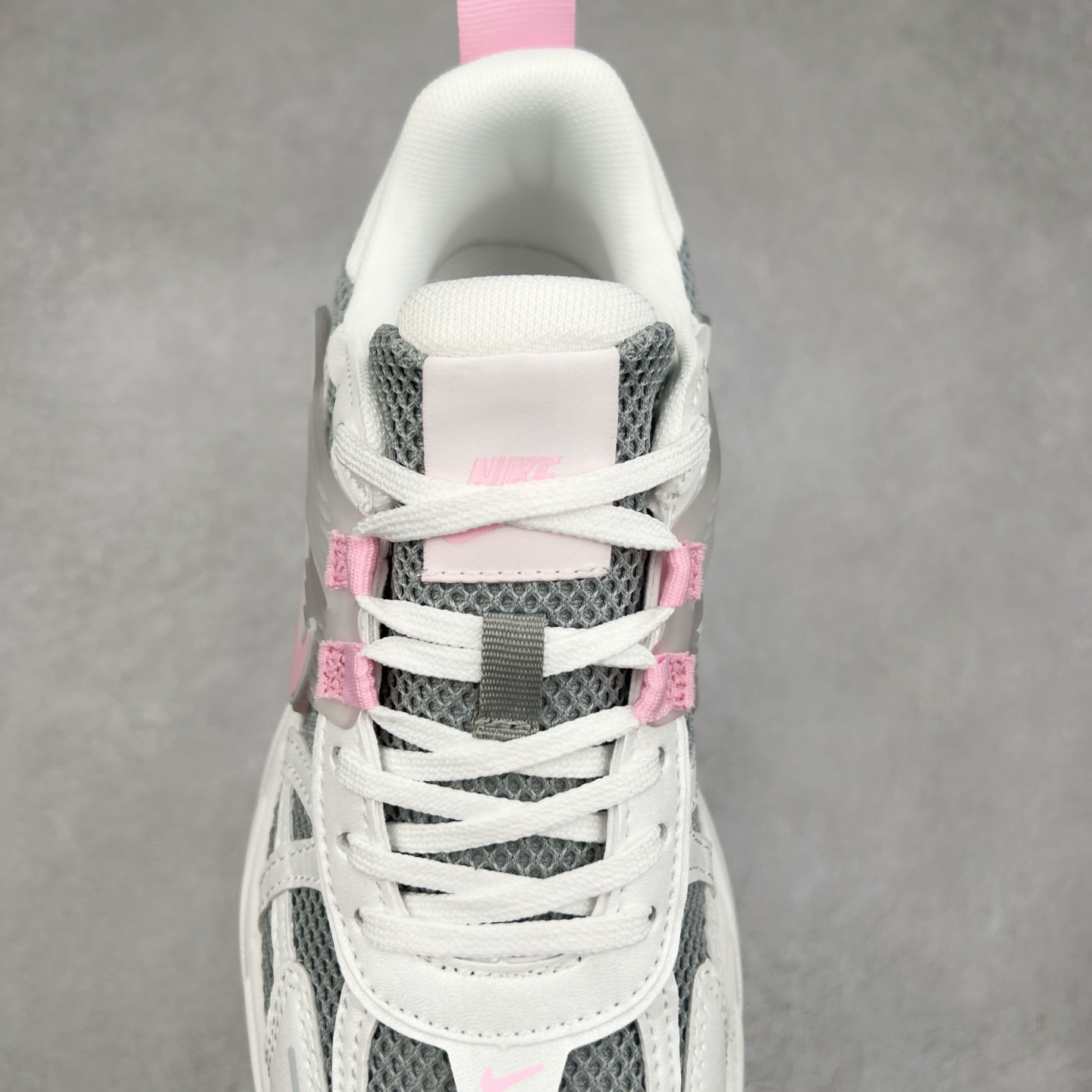 图片[5]-NK V2K Runtekk 减震防滑低帮 复古老爹鞋跑步鞋 HQ4046-001 鞋款被命名为 Runtekk 设计上借鉴了 2000 年的跑鞋风格 配色上以金属银为主调 简练又有复古运动气质 材质上使用大面积网眼、皮革、TPU 组成 支撑和透气性肯定不错 中底处由 Cushlon 泡绵打造 保证在压马路时可以提供优秀脚感 并通过一手做旧氧化效果突出复古感 中底造型很容易让大家联想到巴黎世家3XL 增高效果同样不能忽视 尺码：36 36.5 37.5 38 38.5 39 40 40.5 41 42 42.5 43 44 44.5 45-选品中心