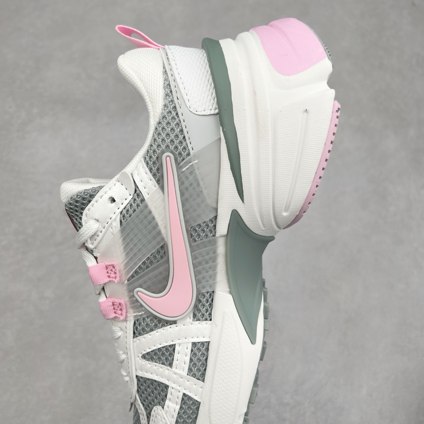 图片[7]-NK V2K Runtekk 减震防滑低帮 复古老爹鞋跑步鞋 HQ4046-001 鞋款被命名为 Runtekk 设计上借鉴了 2000 年的跑鞋风格 配色上以金属银为主调 简练又有复古运动气质 材质上使用大面积网眼、皮革、TPU 组成 支撑和透气性肯定不错 中底处由 Cushlon 泡绵打造 保证在压马路时可以提供优秀脚感 并通过一手做旧氧化效果突出复古感 中底造型很容易让大家联想到巴黎世家3XL 增高效果同样不能忽视 尺码：36 36.5 37.5 38 38.5 39 40 40.5 41 42 42.5 43 44 44.5 45-选品中心