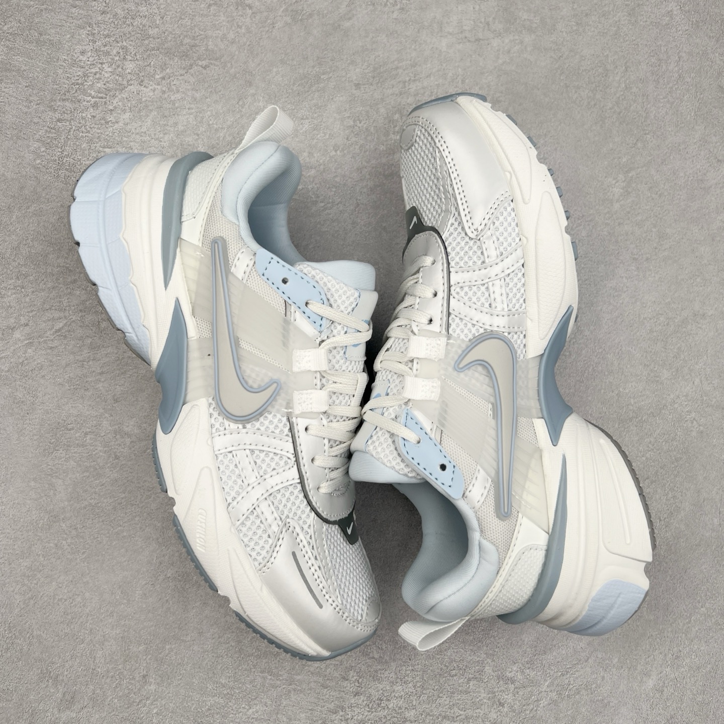 图片[3]-NK V2K Runtekk 减震防滑低帮 复古老爹鞋跑步鞋 HQ4060-100 鞋款被命名为 Runtekk 设计上借鉴了 2000 年的跑鞋风格 配色上以金属银为主调 简练又有复古运动气质 材质上使用大面积网眼、皮革、TPU 组成 支撑和透气性肯定不错 中底处由 Cushlon 泡绵打造 保证在压马路时可以提供优秀脚感 并通过一手做旧氧化效果突出复古感 中底造型很容易让大家联想到巴黎世家3XL 增高效果同样不能忽视 尺码：36 36.5 37.5 38 38.5 39 40 40.5 41 42 42.5 43 44 44.5 45-选品中心