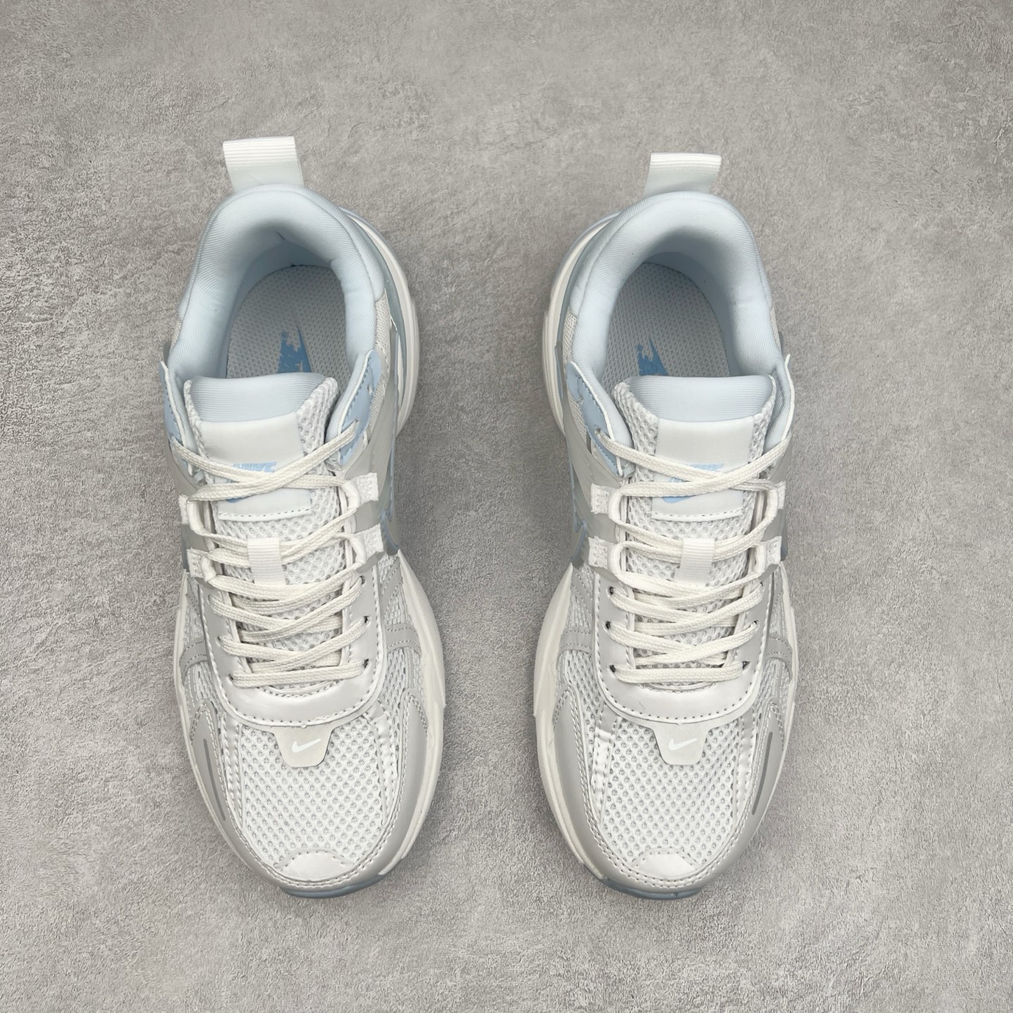 图片[2]-NK V2K Runtekk 减震防滑低帮 复古老爹鞋跑步鞋 HQ4060-100 鞋款被命名为 Runtekk 设计上借鉴了 2000 年的跑鞋风格 配色上以金属银为主调 简练又有复古运动气质 材质上使用大面积网眼、皮革、TPU 组成 支撑和透气性肯定不错 中底处由 Cushlon 泡绵打造 保证在压马路时可以提供优秀脚感 并通过一手做旧氧化效果突出复古感 中底造型很容易让大家联想到巴黎世家3XL 增高效果同样不能忽视 尺码：36 36.5 37.5 38 38.5 39 40 40.5 41 42 42.5 43 44 44.5 45-选品中心