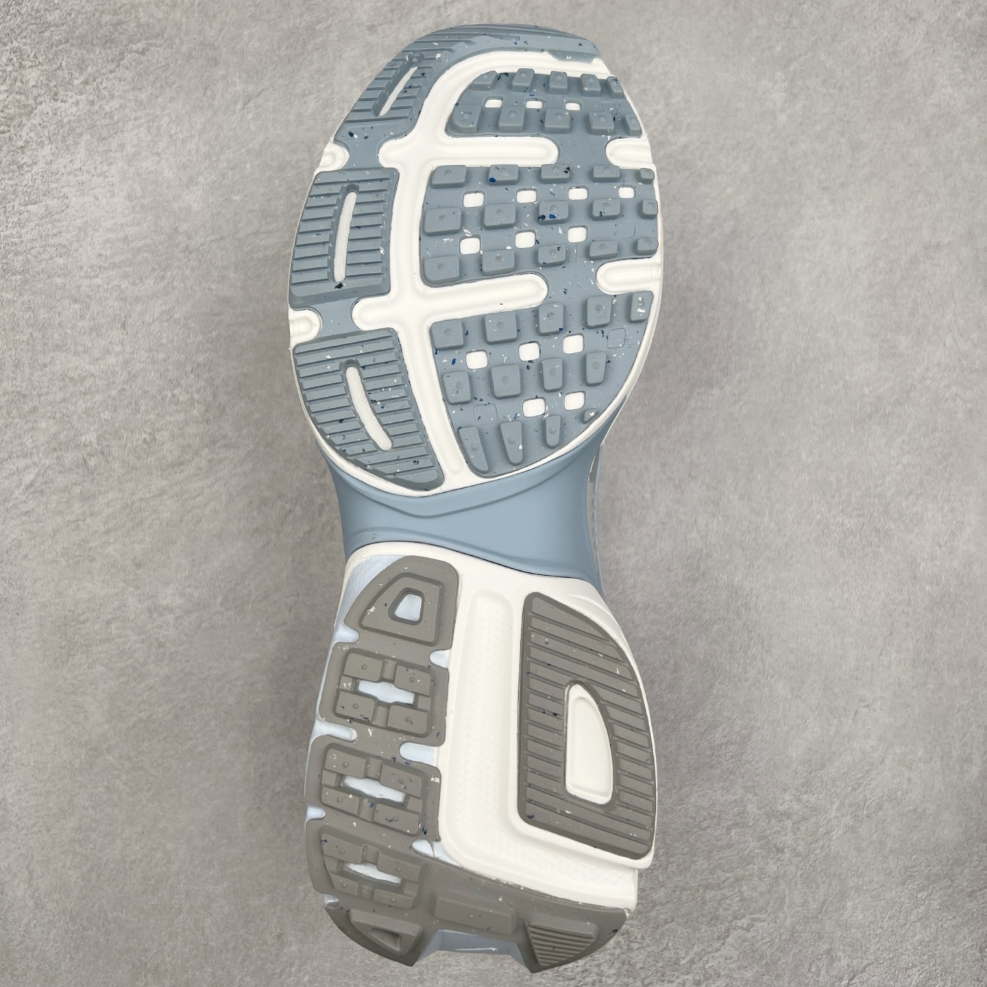 图片[9]-NK V2K Runtekk 减震防滑低帮 复古老爹鞋跑步鞋 HQ4060-100 鞋款被命名为 Runtekk 设计上借鉴了 2000 年的跑鞋风格 配色上以金属银为主调 简练又有复古运动气质 材质上使用大面积网眼、皮革、TPU 组成 支撑和透气性肯定不错 中底处由 Cushlon 泡绵打造 保证在压马路时可以提供优秀脚感 并通过一手做旧氧化效果突出复古感 中底造型很容易让大家联想到巴黎世家3XL 增高效果同样不能忽视 尺码：36 36.5 37.5 38 38.5 39 40 40.5 41 42 42.5 43 44 44.5 45-选品中心